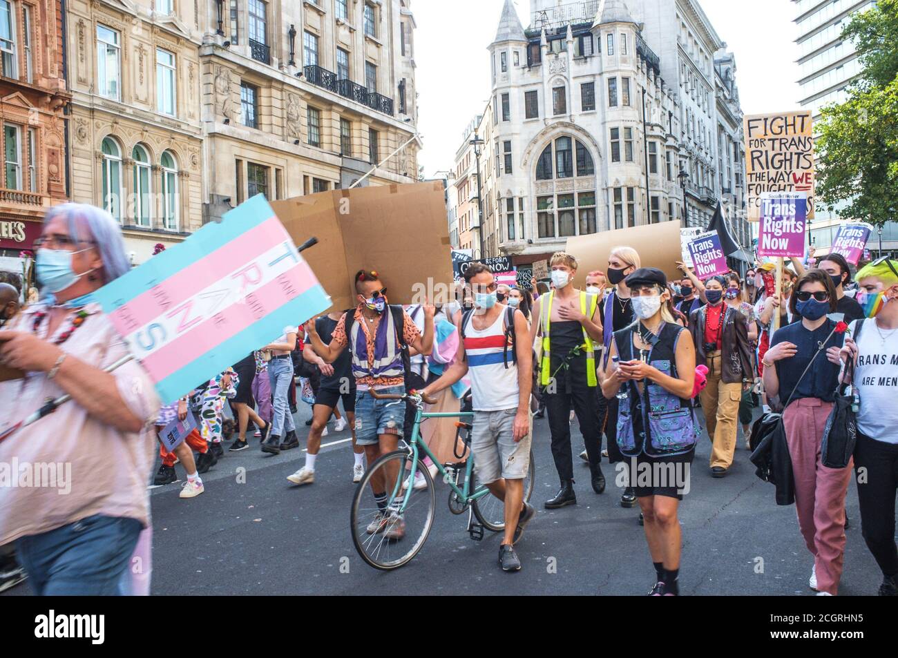 12 septembre, Londres, Royaume-Uni. Les personnes trans passent par Londres pour une réforme progressive de la loi sur la reconnaissance du genre (la loi qui régit la façon dont les hommes et les femmes trans adultes obtiennent la reconnaissance légale de leur sexe), et contre la rhétorique transphobie. Ils font campagne pour que leurs droits soient garantis par la loi sur l'égalité et se tiennent contre l'ingérence politique dans les soins de santé pour les jeunes trans. Les organisateurs sont préoccupés par la montée récente de la violence à l'égard de la communauté trans+. Ce n'est que la deuxième marche que le groupe a tenu à Londres. Bridget Catterall/Alamy Live News Banque D'Images