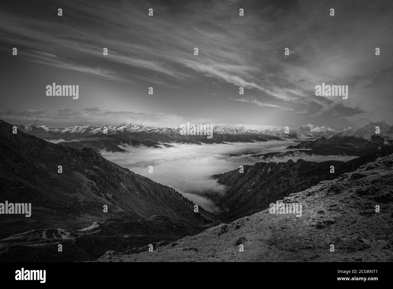 Vue en noir et blanc de la crête de Tauern Écusson de la frontière entre l'Italie et l'Autriche Banque D'Images