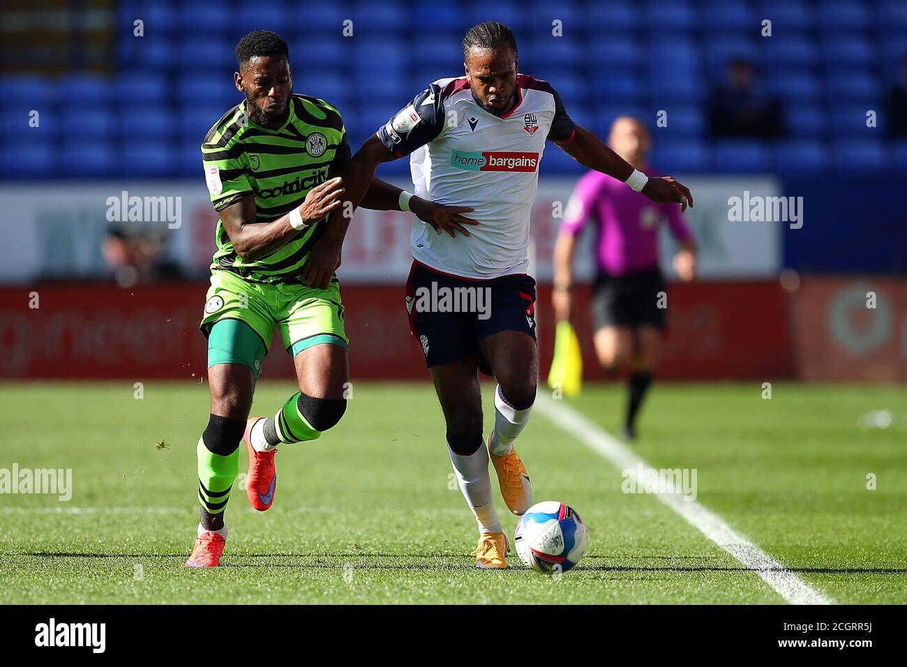 BOLTON, ANGLETERRE. 12 SEPTEMBRE 2020 les Boltons Nathan Delfounesco affronte le Jamille Matt de Forest lors du match Sky Bet League 2 entre les Bolton Wanderers et les Forest Green Rovers au stade Reebok, à Bolton, le samedi 12 septembre 2020. (Credit: Chris Donnelly | MI News) Credit: MI News & Sport /Alay Live News Banque D'Images