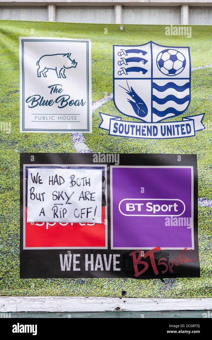 Panneau abusif devant le pub de Southend on Sea, accusant Sky Television d'être une arnaque. Publicité de la couverture TV BT Sport pour les clients à regarder Banque D'Images