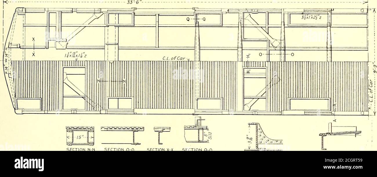 . Journal de chemin de fer électrique . ecessary à compen-sate pour la partie de la plaque supérieure qui doit être tronquée pour faire la tête. La plaque de carrosserie est en section pressée, en acier de qualité C 3-16/in. Au niveau de l'ouverture de la porte, la plaque de caisse est coupée et correctement formée et renforcée. Les appuis-bas, qui sont installés dans de courtes sections entre les montants de lavis, sont de VG-in. Acier de classe B, renforcé à l'intérieur par un contre-pouce Des presses en acier de classe C sont montées sur les bornes et y sont reliées par des presses de connexion et des barres d'épissure. Les feuilles extérieures à l'exception des panneaux de vide-poches de porte sont de 3/32-in. Acier de classe B. Banque D'Images