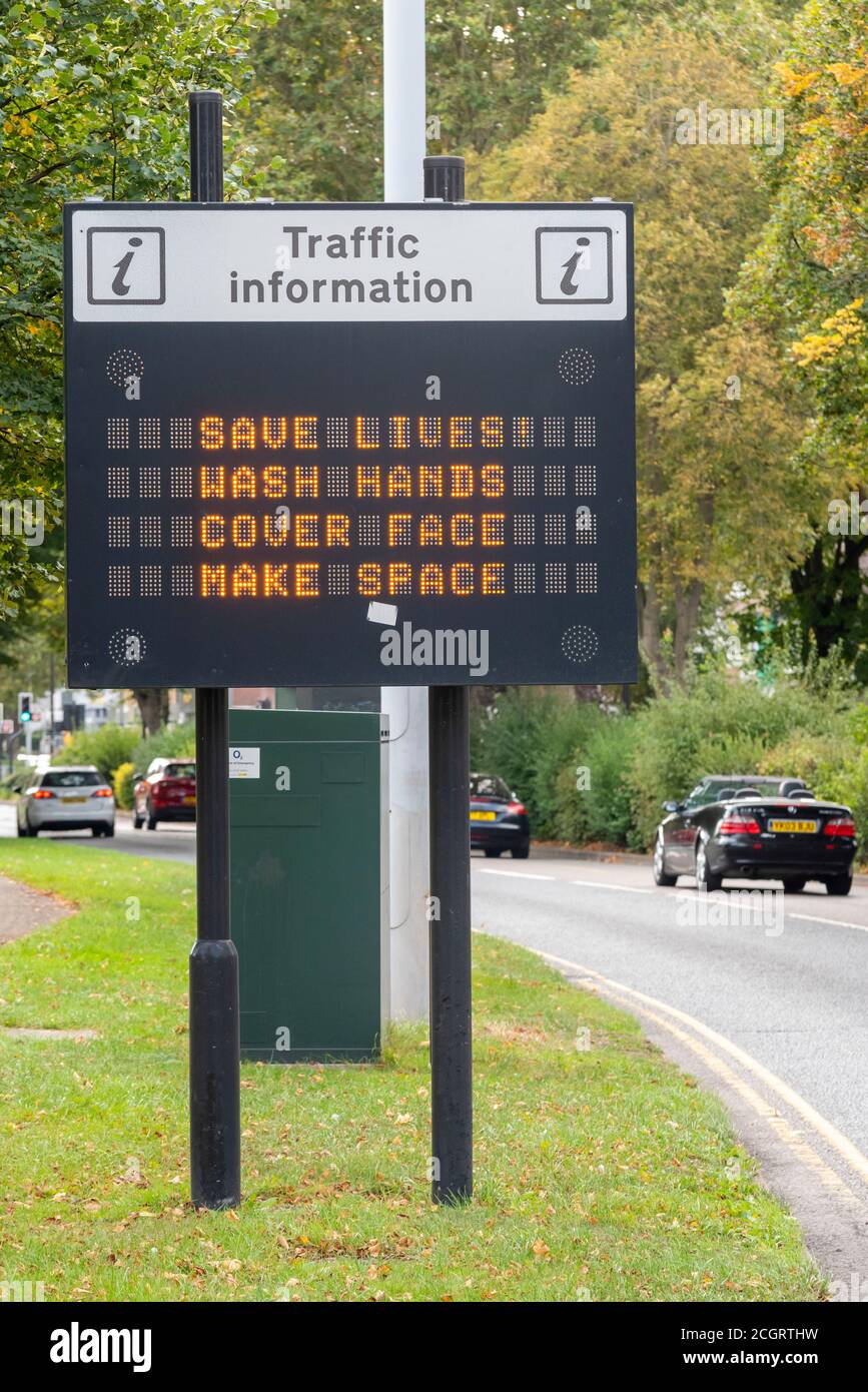Message texte COVID-19 sur le panneau de la matrice d'information routière. Sauver des vies, se laver les mains, couvrir le visage, faire de l'espace. Voitures sur la route de Southend on Sea, Essex, Royaume-Uni Banque D'Images