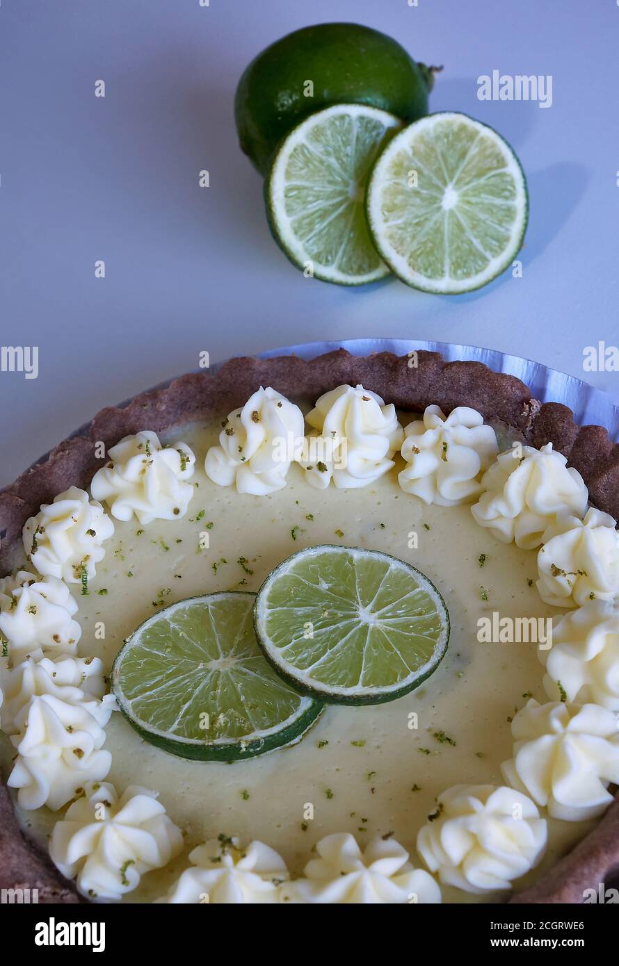 tarte au citron vert. tarte au citron vert et crème fouettée avec pâte sablé et garniture en tranches et zeste de citron vert Banque D'Images