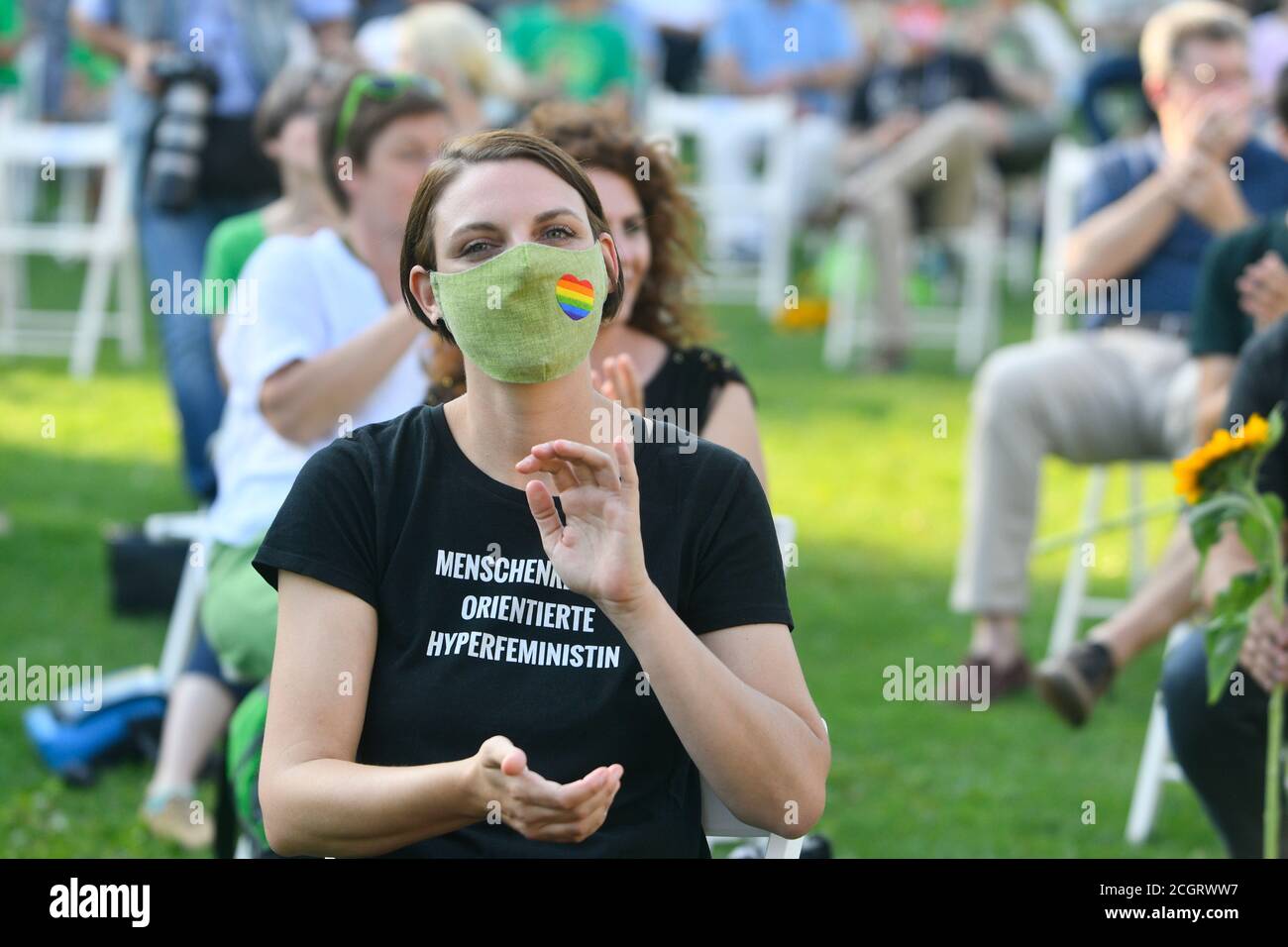 Vienne, Autriche. 12th septembre 2020. Green (Parti Vert Autriche) campagne électorale de Vienne pour des élections municipales sur 11 octobre 2020 dans le parc Sigmund Freud. Inscription sur le T-shirt « Human Rights-Oriented Hyper Feminist ». Credit: Franz PERC / Alamy Live News Banque D'Images