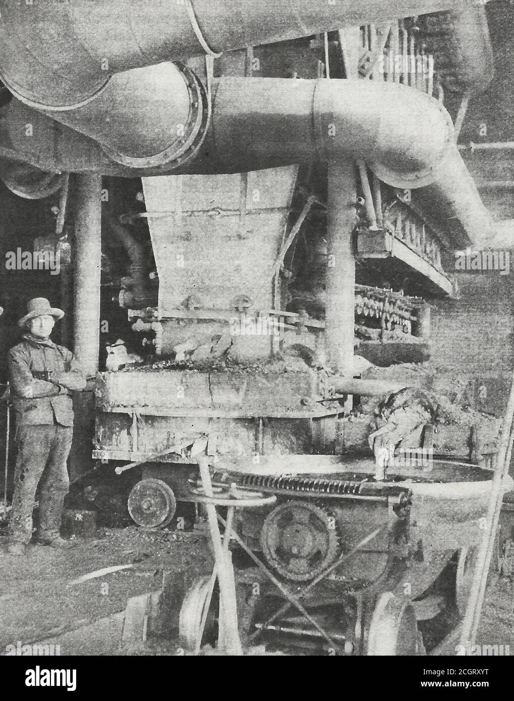 Un des fours d'une fonderie moderne à Golden, Colorado. Par le tuyau de vidange en bas à droite, la matière de cuivre s'écoule dans une cuve de raffinage. Le four a une capacité de 300 tonnes par jour. Vers 1910 Banque D'Images
