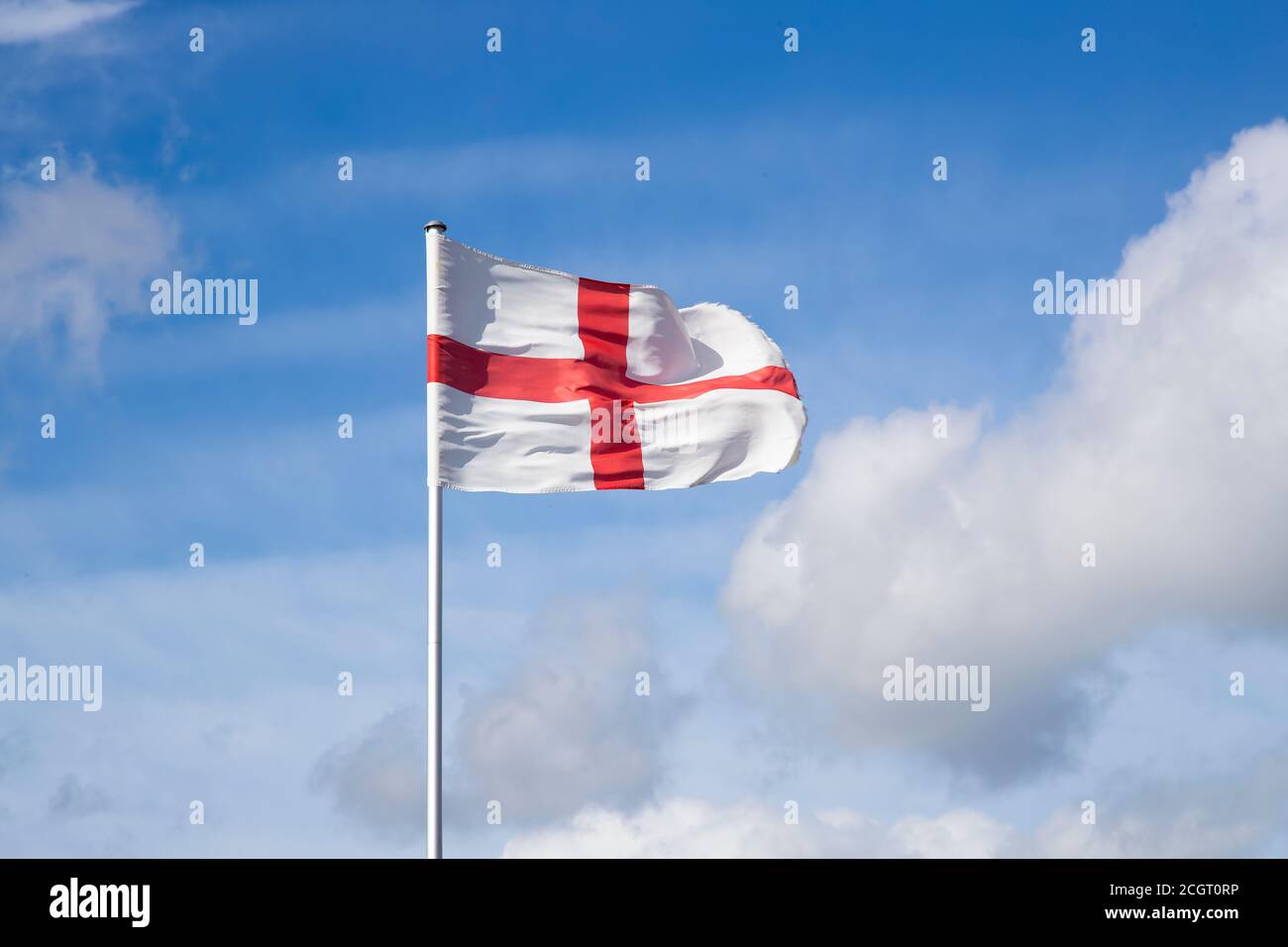Le drapeau d'Angleterre, une croix rouge centrée sur un champ blanc dérivé de la croix de St George flotte dans la brise contre un ciel bleu d'été Banque D'Images