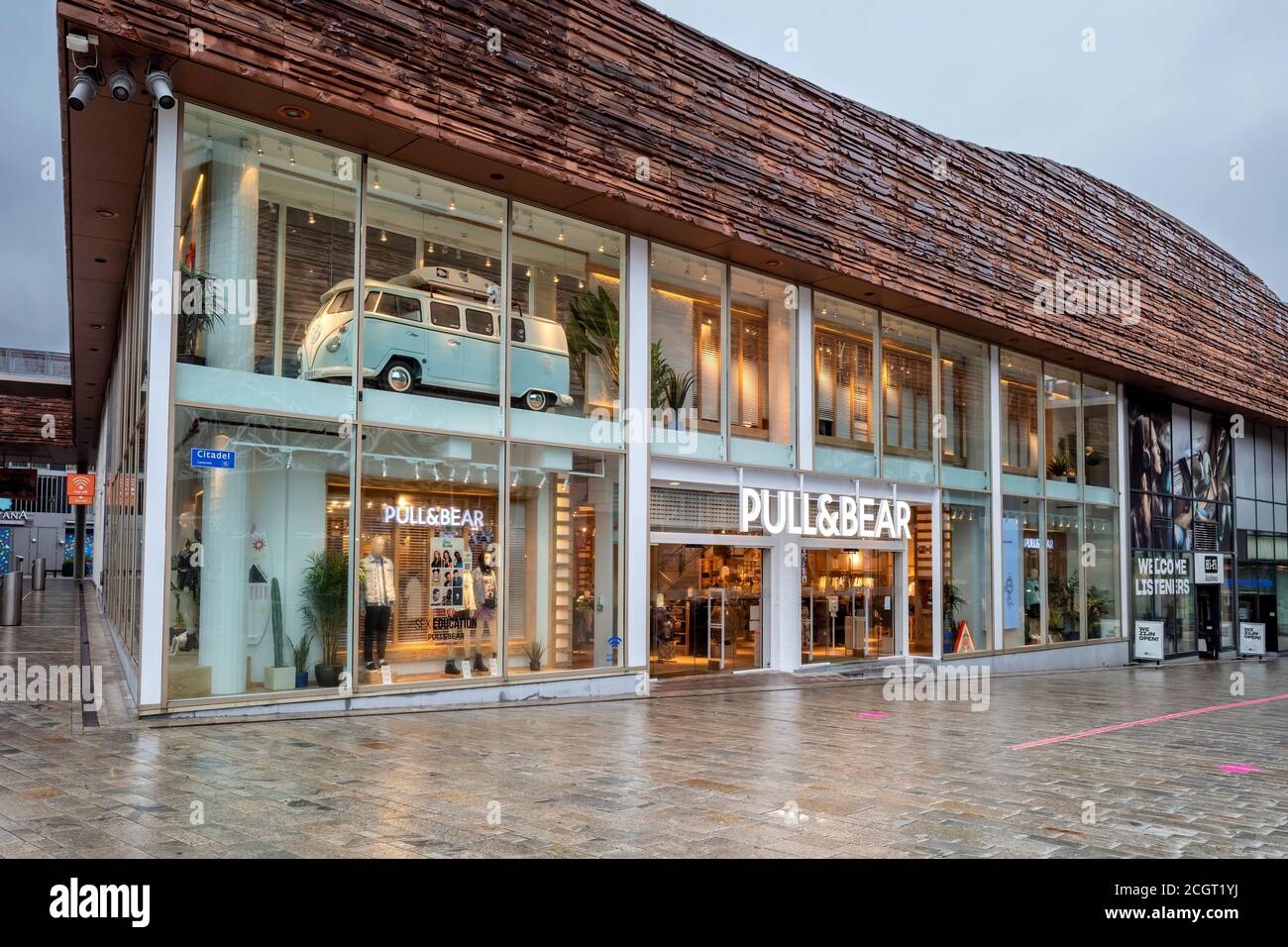 Succursale de Pull&Bear à Almere, aux pays-Bas. Pull&Bear est un détaillant  espagnol de vêtements et d'accessoires et fait partie d'Inditex Photo Stock  - Alamy