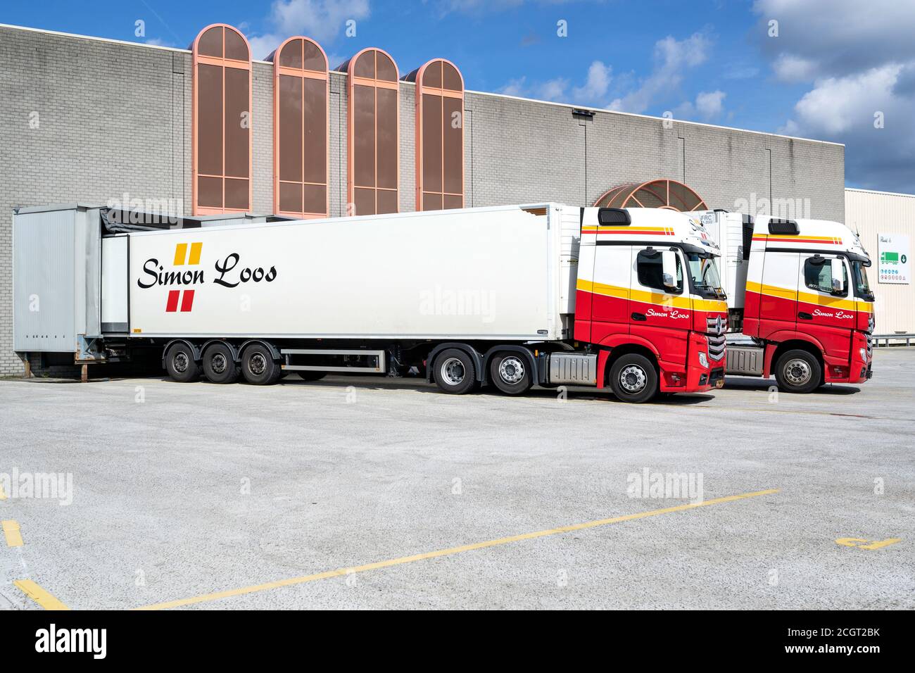 Simon Loos Mercedes-Benz Actros camions à l'entrepôt Banque D'Images