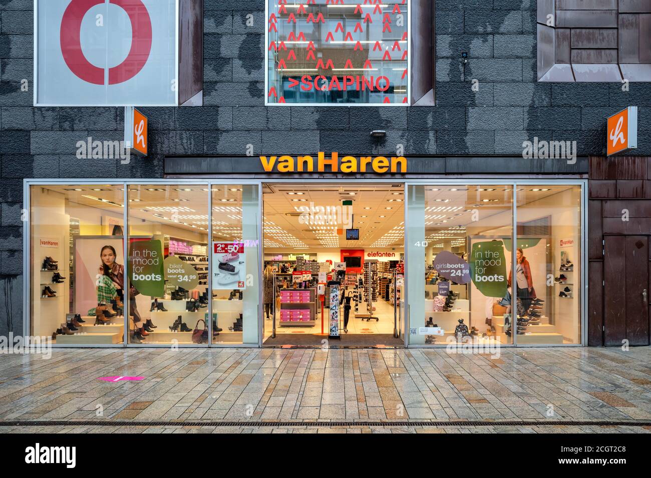 Succursale de Van Haren à Almere, pays-Bas. Van Haren est un détaillant de  chaussures néerlandais et fait partie du groupe Deichmann, le plus grand  détaillant de chaussures en Europe Photo Stock -