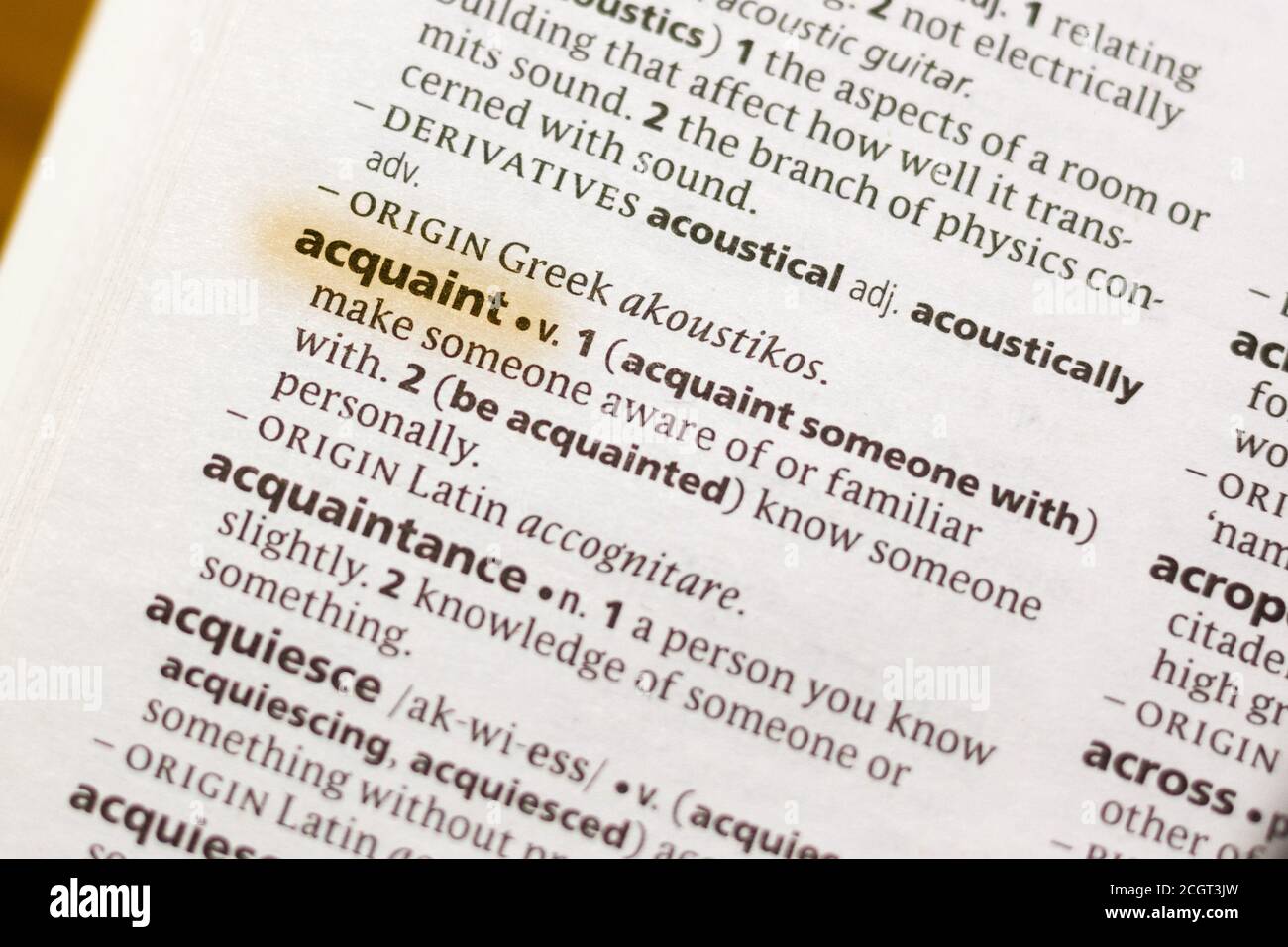 Le Mot Ou L Expression Acquaint Dans Un Dictionnaire Mis En Surbrillance Avec Un Marqueur Photo Stock Alamy