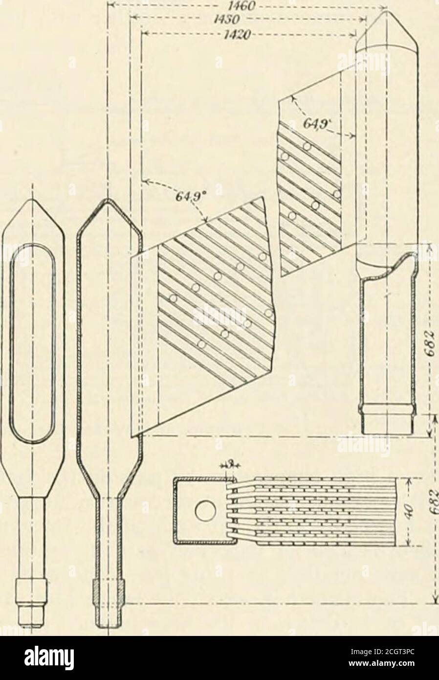 . Mécanicien de chemin de fer . pour refroidir dans la préparation pour la prochaine demande lourde. Réchauffeur d'eau d'alimentation une fois la vapeur condensée, elle est renvoyée à la chaudière et passe sur le chemin par trois dispositifs d'alimentation d'eau disposés en série. Chaque élément chauffant est alimenté en vapeur d'échappement à une température différente, de sorte que l'eau d'alimentation soit chauffée progressivement à partir d'environ 120 degrés. F. à 300 deg. F.les éléments chauffants sont circulaires et contiennent une série de tubes en laiton, entourés de vapeur d'échappement. Le premier élément chauffant est fourni avec de la vapeur à une pression atmosphérique d'environ 195 degrés. F. de la pompe des condensats Banque D'Images