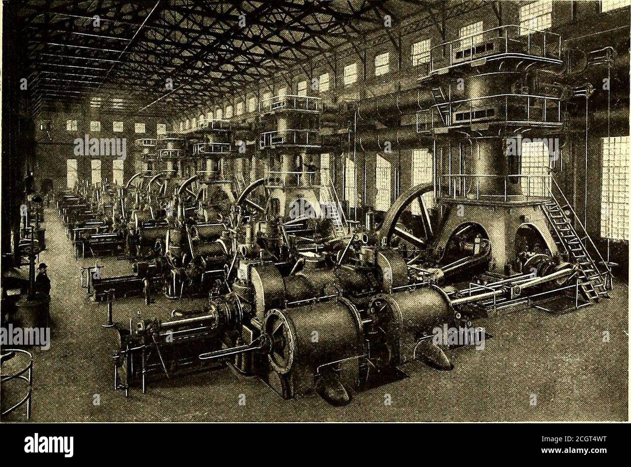 . Journal de chemin de fer de la rue . FIGURE 1.—moteur À GAZ à DOUBLE EFFET 1000 ch KOERTING À DEUX CYCLES. Ajout d'un gatomètre à partir duquel le gaz est fourni au moteur. Une légère pression est maintenue dans le gasimètre et dans d'autres parties de l'appareil par l'action d'un souffleur de Koertingsurpresseur actionné à la vapeur à environ 100 lb.pression, ce qui force l'air et la vapeur à travers le gasimètre. L'action du surpresseur est automatiquement contrôlée par la quantité de gaz dans le gatomètre. La société fabrique également des moteurs à huile Hornsby Akroyd à un seul et deux cylindres en différentes tailles. Ces moteurs sont largement utilisés pour oper-ati Banque D'Images