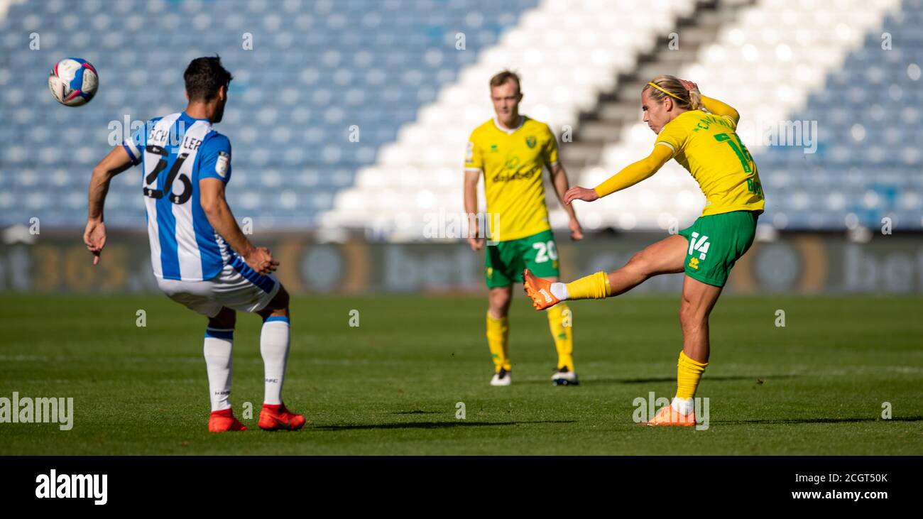 12 septembre 2020 The John Smiths Stadium, Huddersfield, Yorkshire, Angleterre; English Championship football, Huddersfield Town versus Norwich City; Todd Cantwell de Norwich City joue un ballon haut en avant dans la boîte Banque D'Images