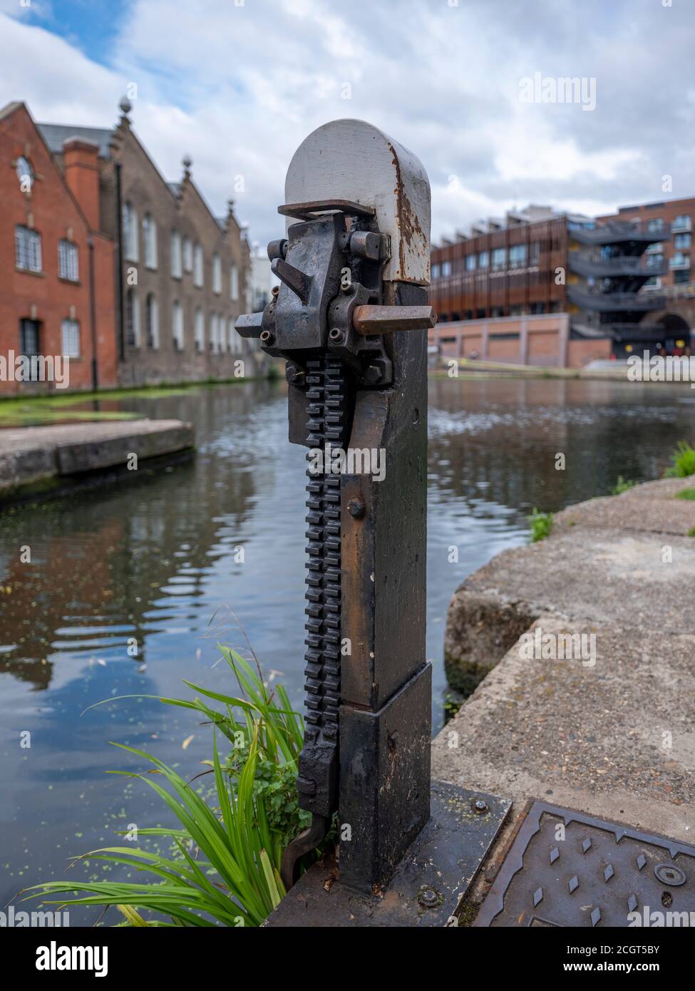 Mécanisme de l'écluse qui contrôle l'écoulement à l'entrée et à la sortie de l'écluse de Kentish Road sur le canal Regents, près de Camden Town à Londres, en Angleterre. Banque D'Images