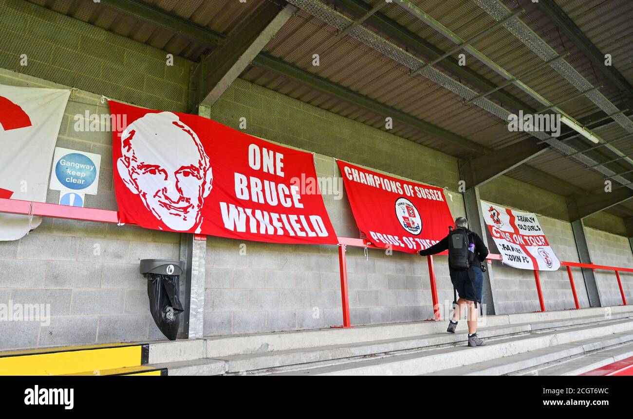 Bannières et drapeaux Crawley en place avant le match de la Carabao Cup entre Crawley Town et Millwall au People's Pension Stadium , Crawley , Royaume-Uni - 5 septembre 2020 - usage éditorial uniquement. Pas de merchandising. Pour les images de football, les restrictions FA et Premier League s'appliquent inc. Aucune utilisation Internet/mobile sans licence FAPL - pour plus de détails, contactez football Dataco Banque D'Images