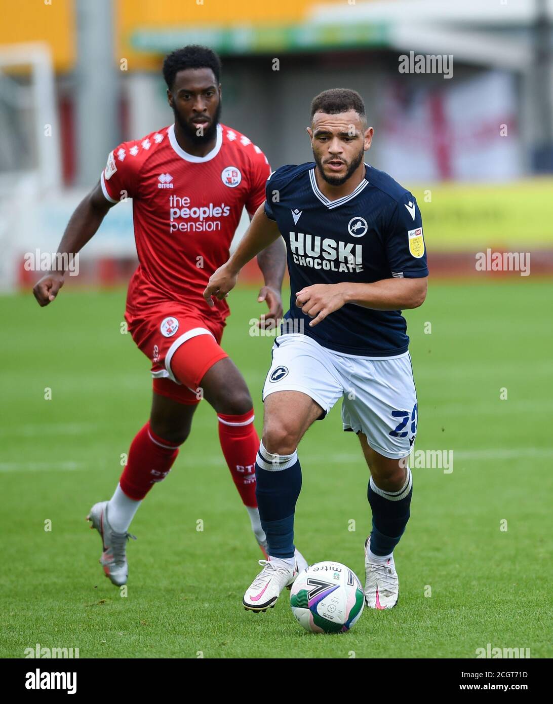 Mason Bennett de Millwall sur le ballon pendant le match de la Carabao Cup entre Crawley Town et Millwall au People's Pension Stadium , Crawley , Royaume-Uni - 5 septembre 2020 - usage éditorial seulement. Pas de merchandising. Pour les images de football, les restrictions FA et Premier League s'appliquent inc. Aucune utilisation Internet/mobile sans licence FAPL - pour plus de détails, contactez football Dataco Banque D'Images