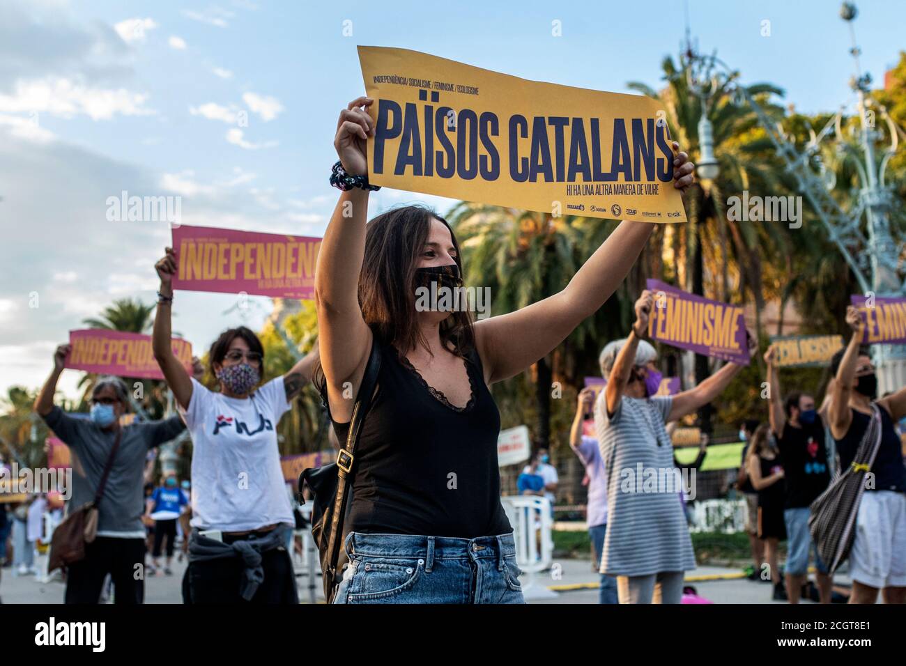 Les manifestants portant un masque facial comme mesure préventive tiennent une pancarte tout en maintenant une distance de sécurité pendant la manifestation.la Journée nationale de la Catalogne est un festival d'une journée en Catalogne et l'un de ses symboles nationaux officiels, célébré chaque année le 11 septembre. Il commémore la chute de Barcelone pendant la guerre de succession d'Espagne en 1714 et la perte subséquente des institutions et des lois catalanes. Tout au long de la journée, des manifestations patriotiques et des événements culturels ont lieu dans de nombreux villages catalans, ainsi que dans les drapeaux de l’indépendance de nombreux citoyens. L'événement est devenu plus explicitement polat Banque D'Images