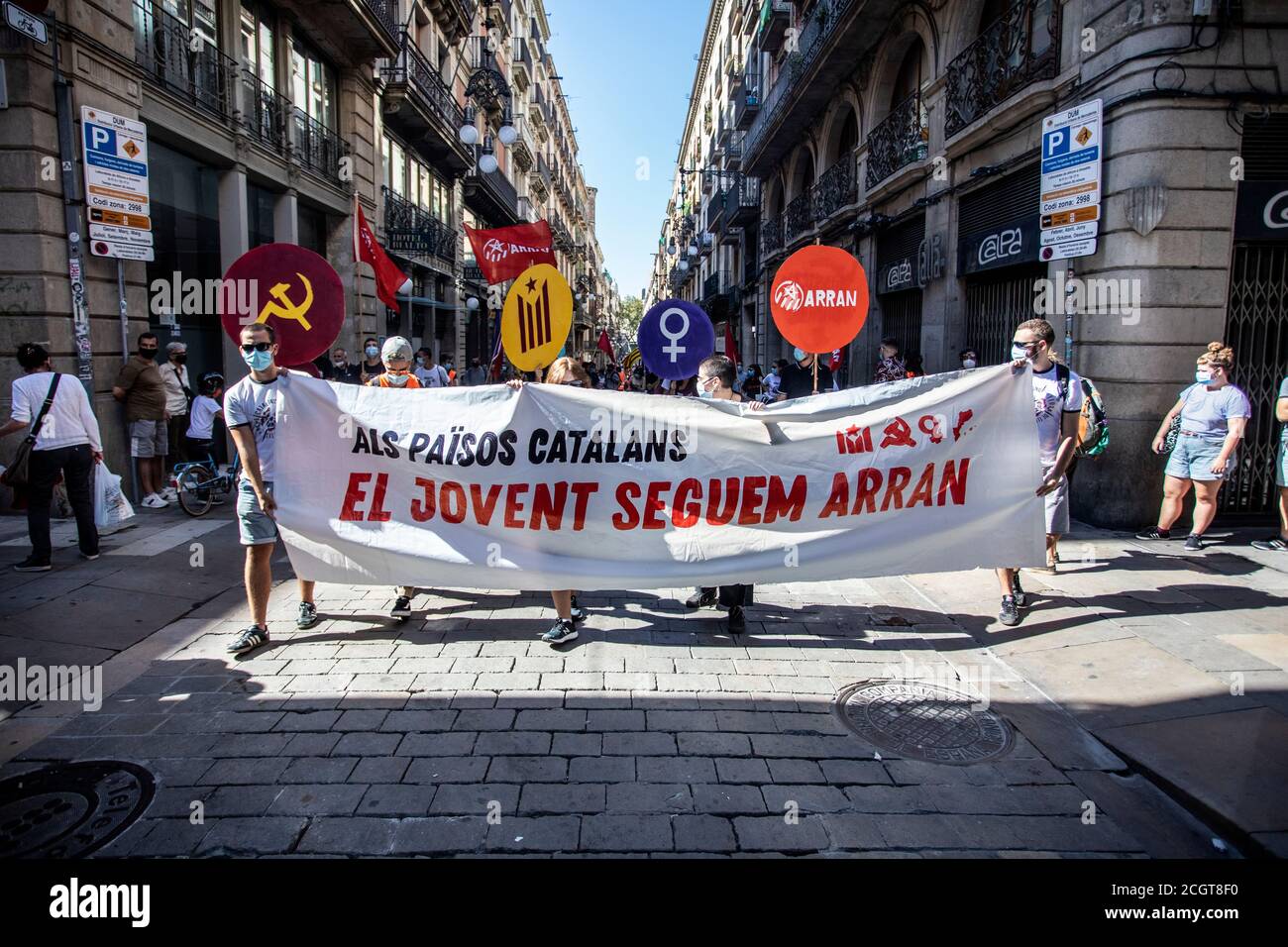 Les manifestants portant un masque facial comme mesure préventive tiennent une bannière pendant la manifestation.la Journée nationale de Catalogne est un festival d'une journée en Catalogne et l'un de ses symboles nationaux officiels, célébré chaque année le 11 septembre. Il commémore la chute de Barcelone pendant la guerre de succession d'Espagne en 1714 et la perte subséquente des institutions et des lois catalanes. Tout au long de la journée, des manifestations patriotiques et des événements culturels ont lieu dans de nombreux villages catalans, ainsi que dans les drapeaux de l’indépendance de nombreux citoyens. L'événement est devenu plus explicitement politique et particulièrement axé sur Banque D'Images