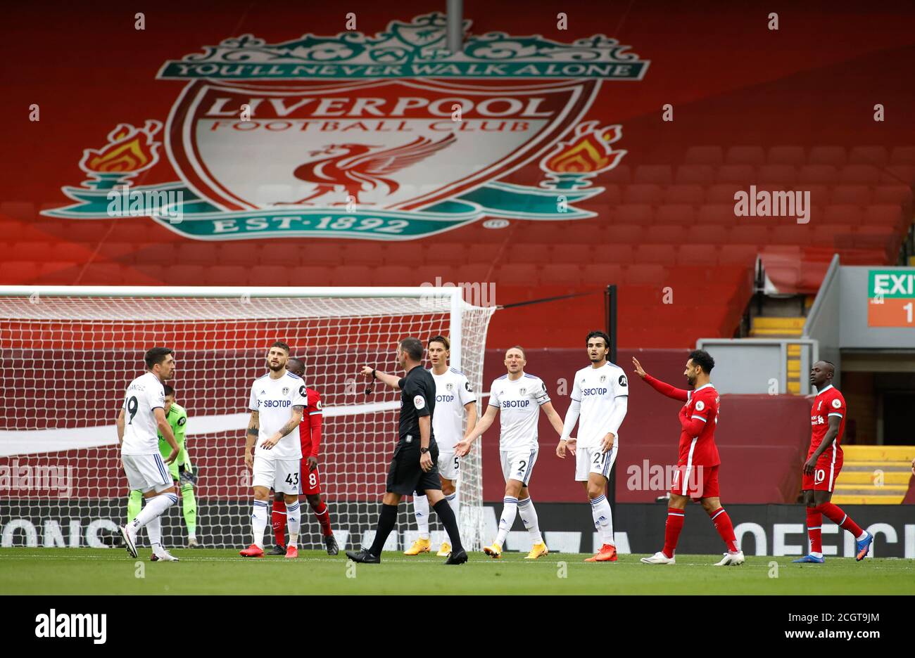 L'arbitre Michael Oliver attribue une pénalité à Liverpool après que le Robin Koch (au centre) de Leeds United ait pris le ballon à l'intérieur de la boîte lors du match de la Premier League à Anfield, Liverpool. Banque D'Images