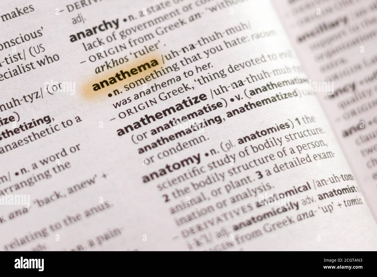 Le mot ou l'expression anathema dans un dictionnaire mis en évidence par un marqueur. Banque D'Images