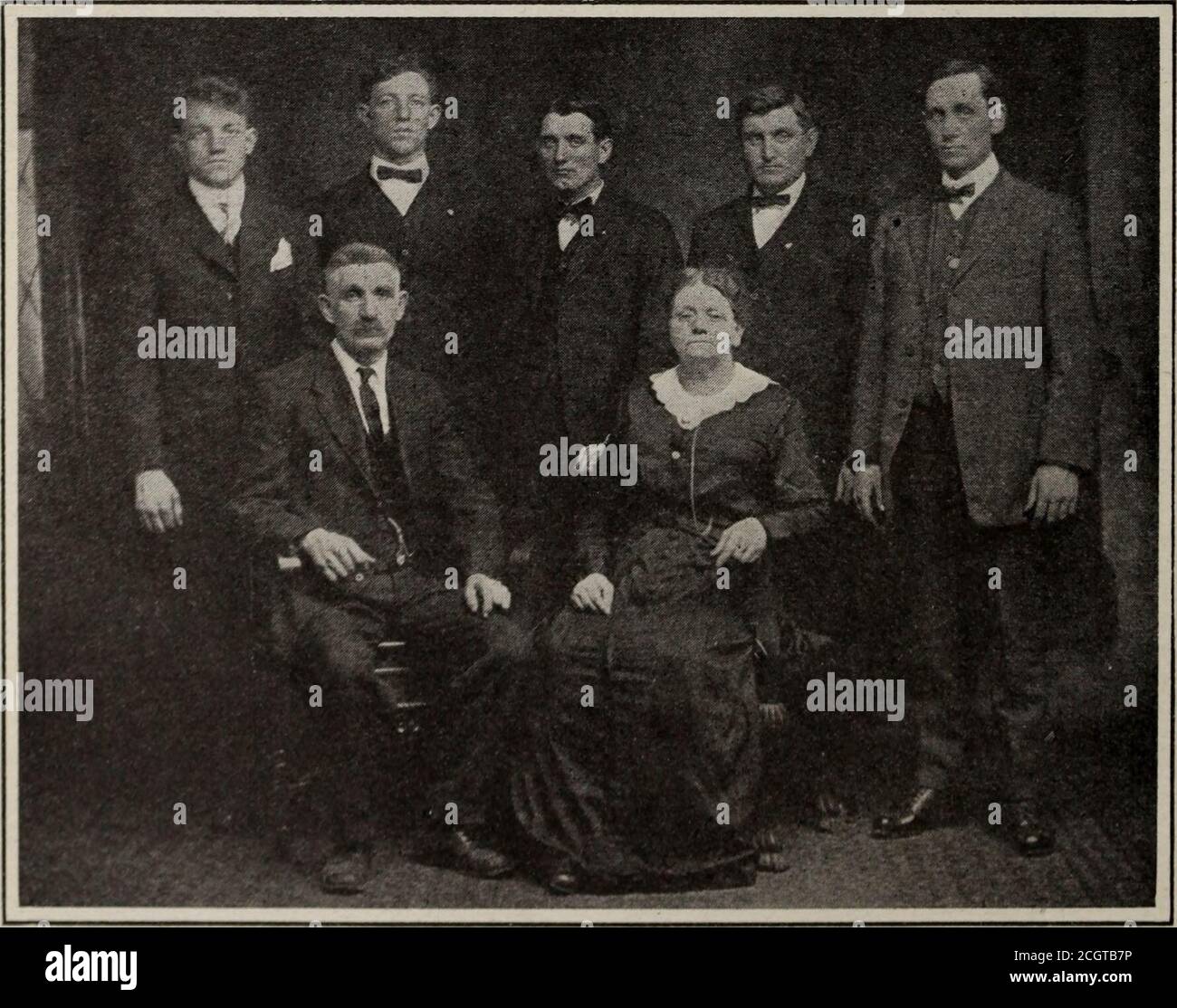 . Baltimore and Ohio Employees magazine . rencontré un grave accident; Guy L.,qui est pompier sur la division Monongah; Judson D., qui est trainmaster sur le chemin de fer Coaland Coke; George E., qui est un brakeman pas-senger sur le Cincinnati Northern; William H., qui est chef d'orchestre sur la division Monon-gah. M. Nicholas est fier de sa famille de chemins de fer. Jusqu'à la blessure du younggestson tous étaient employés dans le service de train. La photo en haut de la page ci-contre est celle de la mine Annabelle des four States Coal COM- j. a. BOYD, SECTION FOREMANpany, et connu sous le nom de Plan million Dollar Banque D'Images