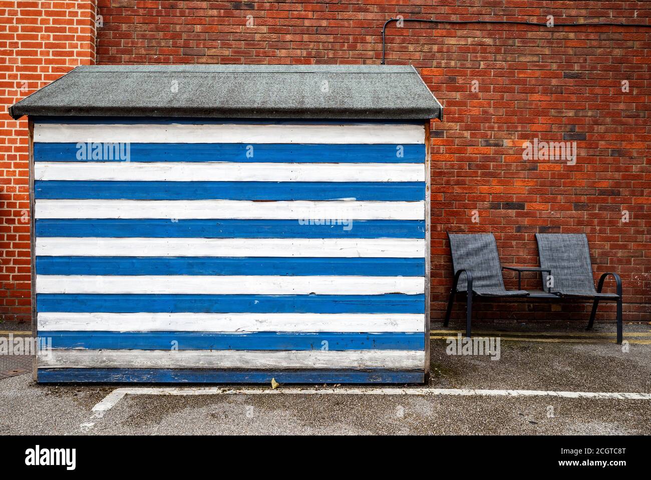 Hangar en bois avec peinture bleue et blanche Banque D'Images