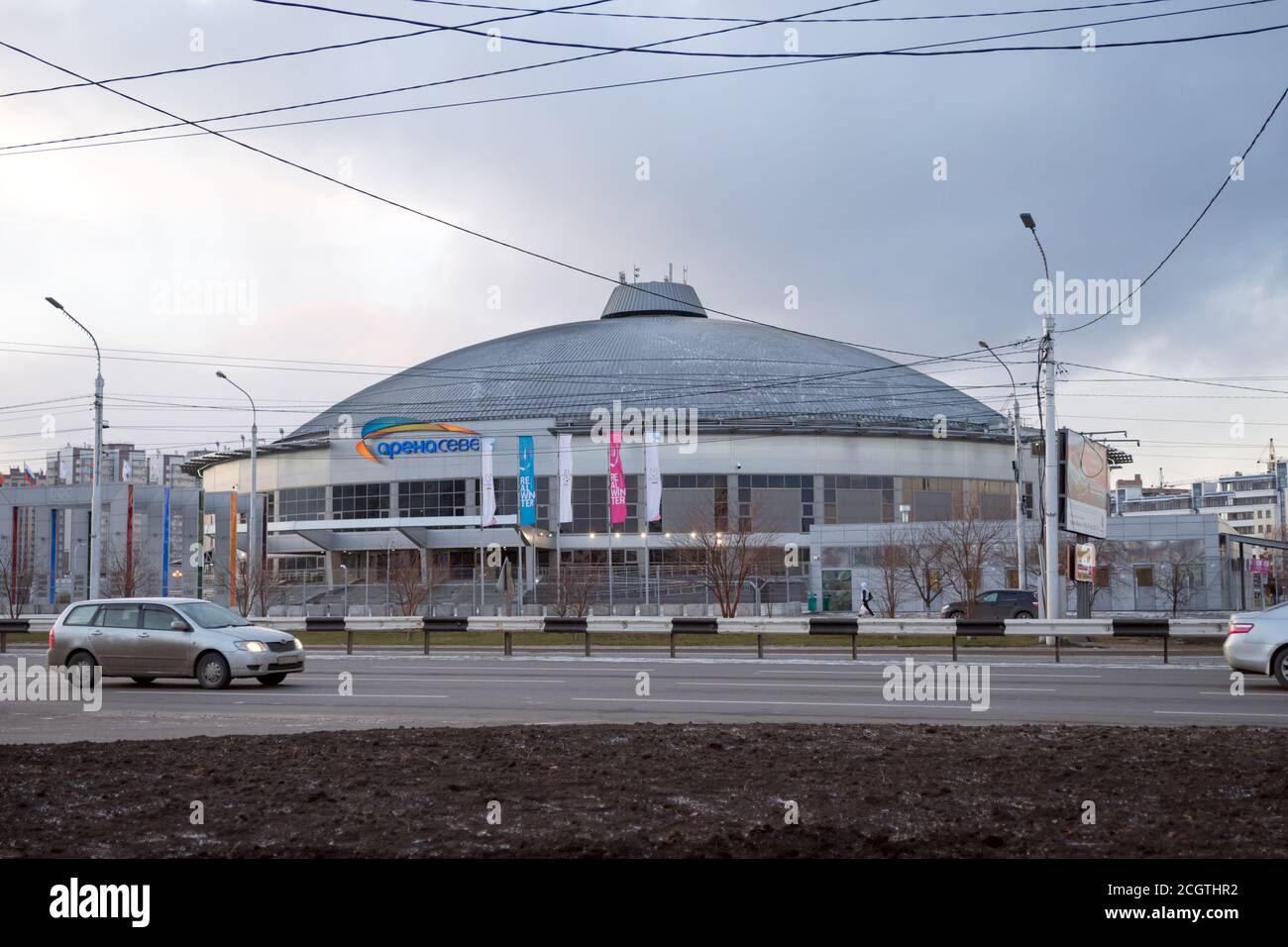 Complexe sportif multifonctionnel Arena Sever dans une soirée d'automne froide de la ville de Krasnoyarsk, construit pour l'Universiade d'hiver 2019. Banque D'Images