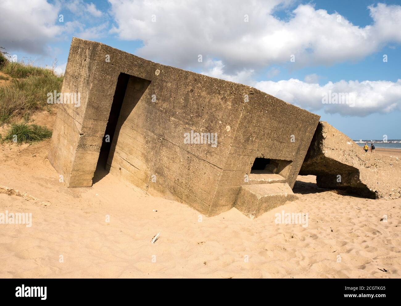 Ancien pilbox de béton sur une plage Banque D'Images