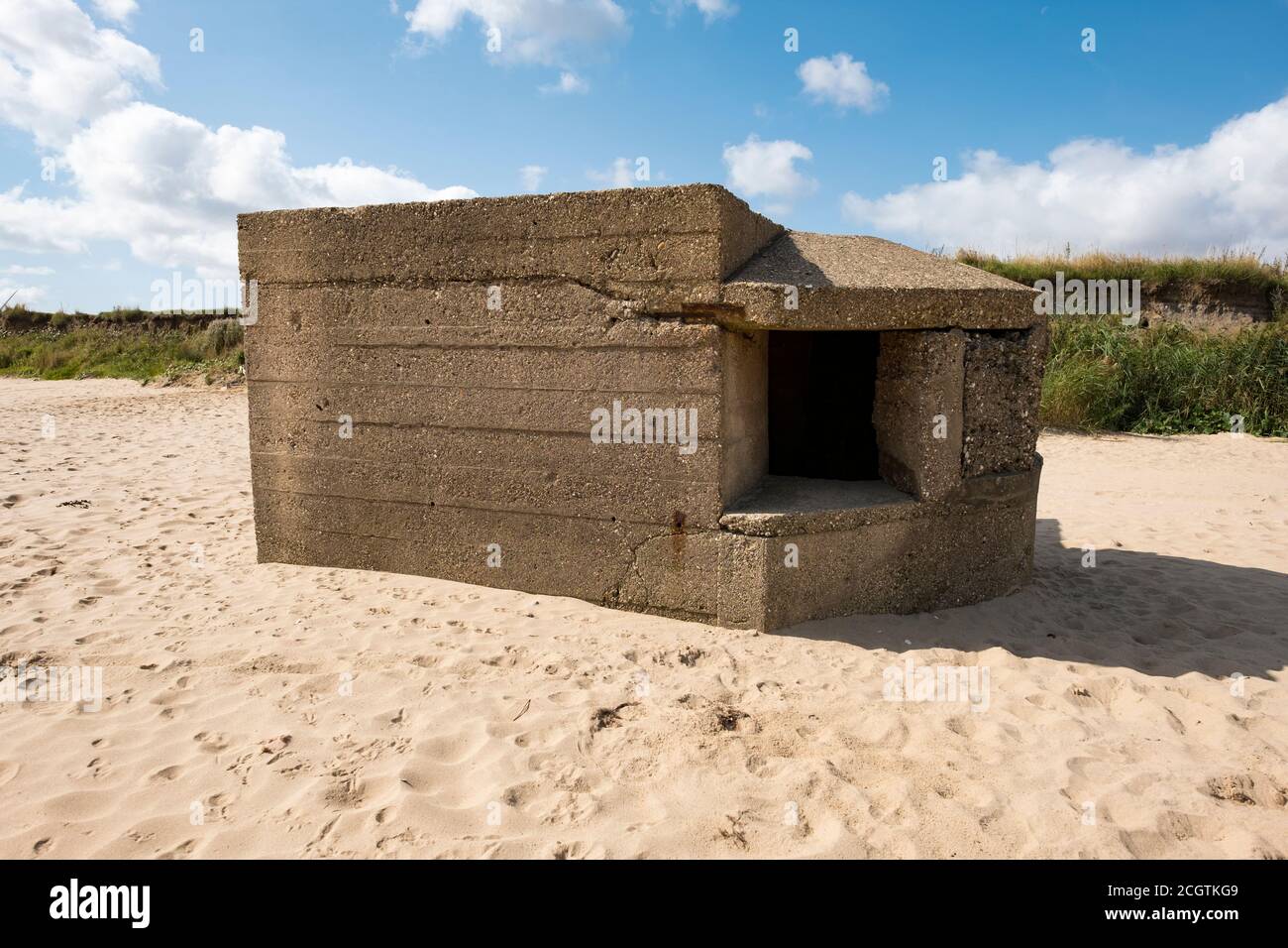 Ancien pilbox de béton sur une plage Banque D'Images