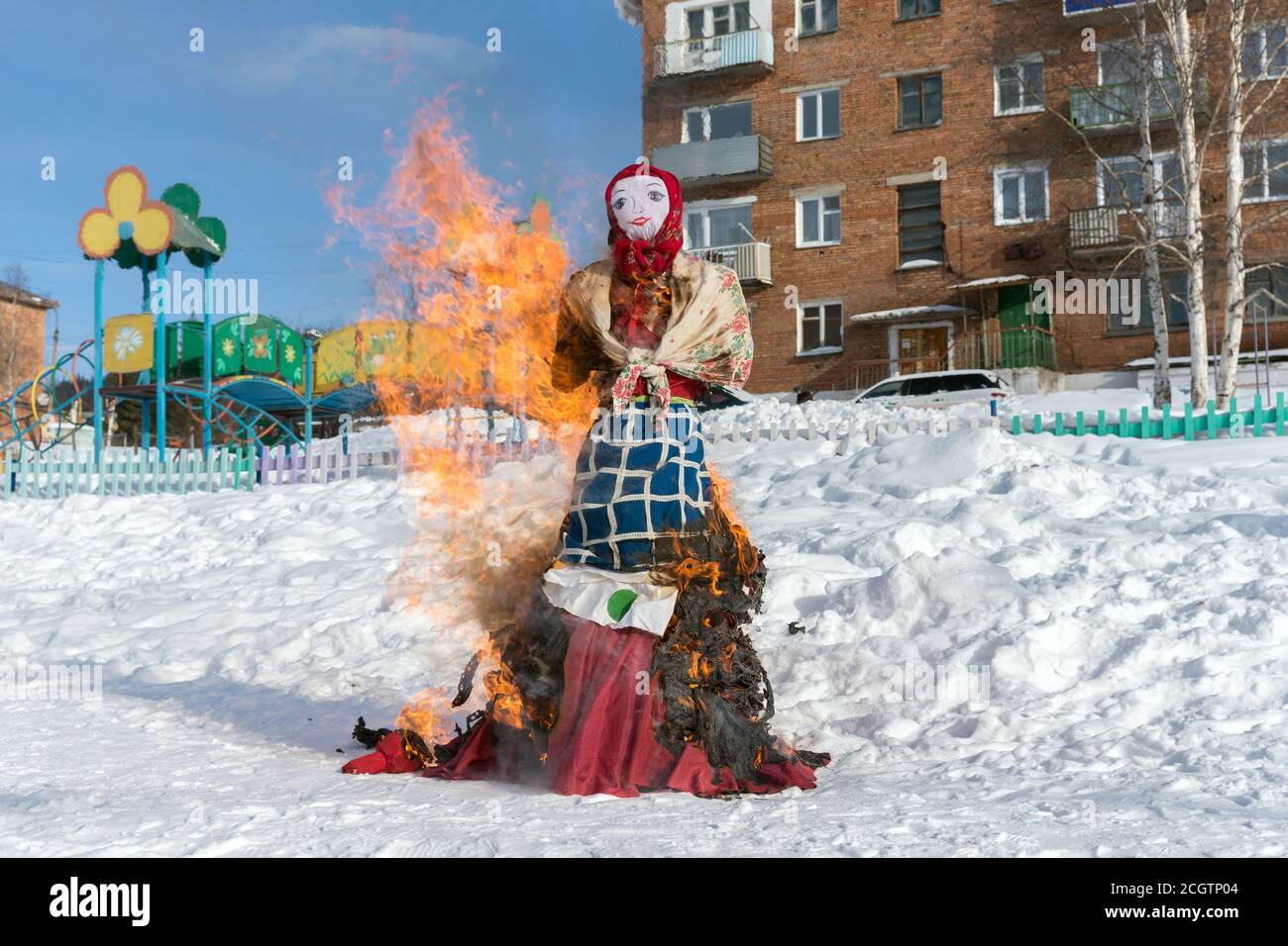 L'effigie du Shrovetide en costume folklorique russe est brûlée dans la neige pendant une fête nationale traditionnelle de la vue des Mother-Winters russes. Banque D'Images