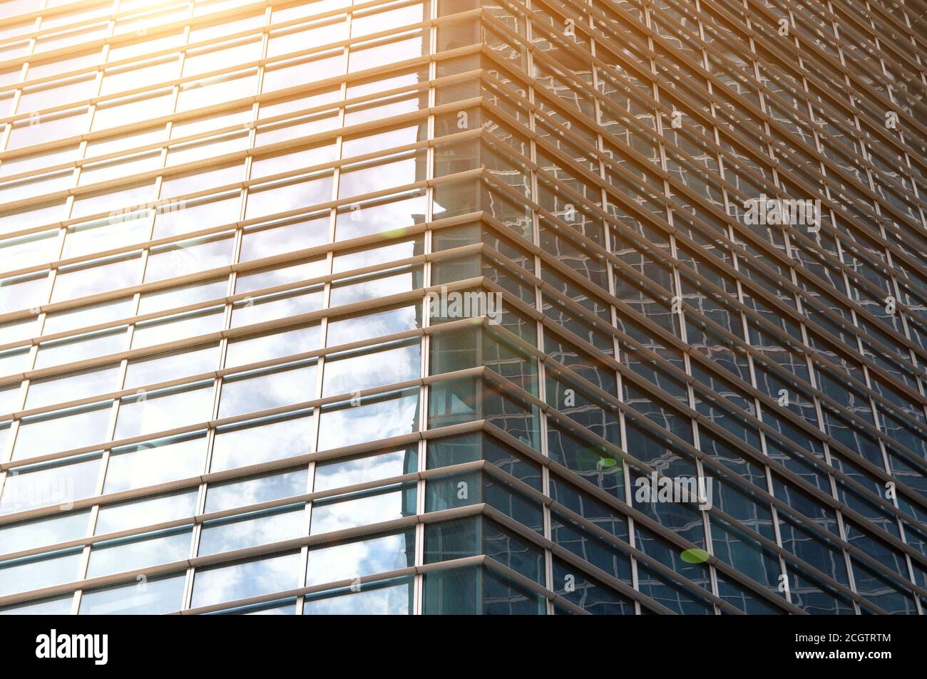 Façade gratte-ciel avec façade en verre et reflets. Banque D'Images