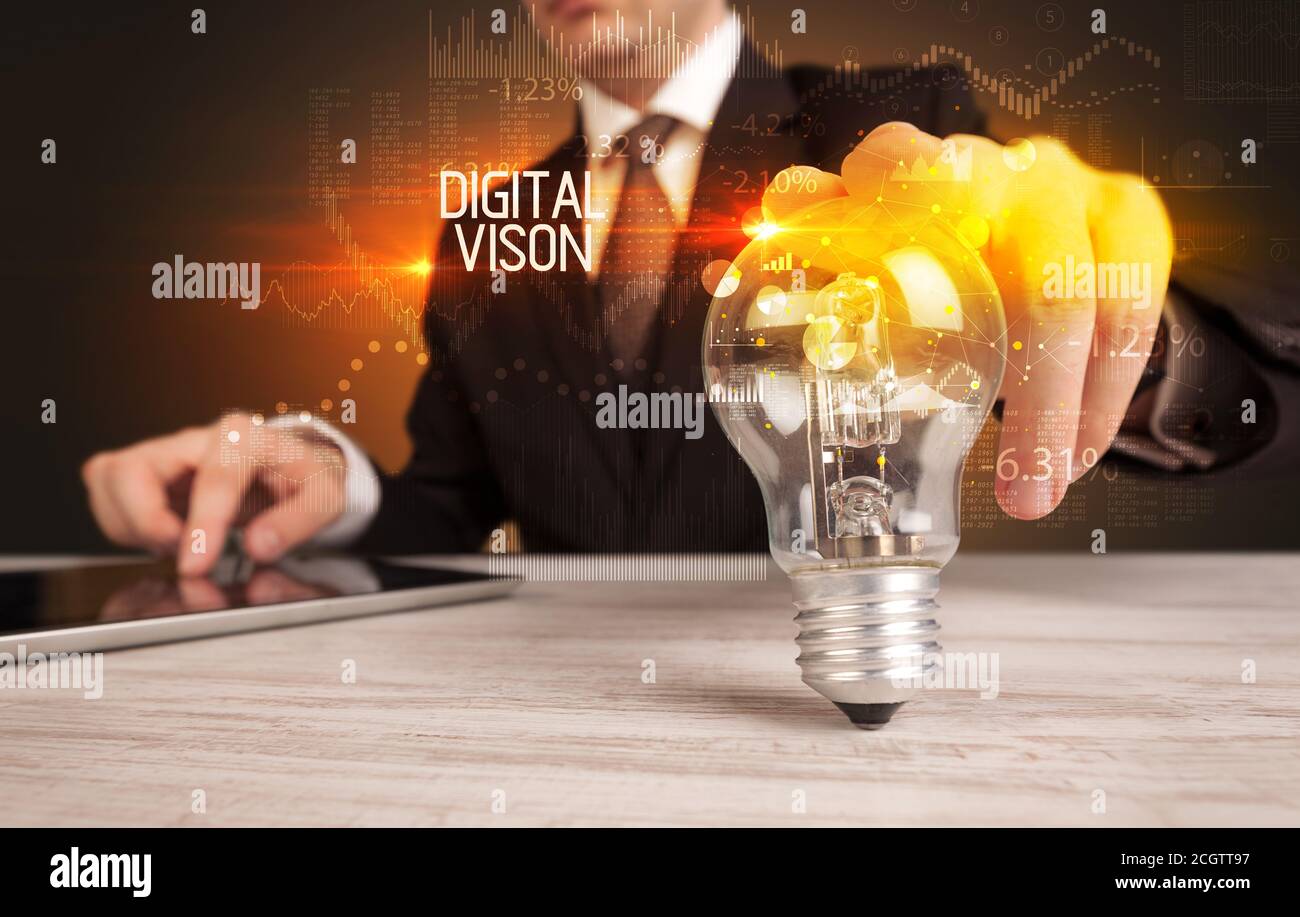 Homme d'affaires tenant une ampoule avec inscription VISON NUMÉRIQUE, concept de technologie d'affaires Banque D'Images