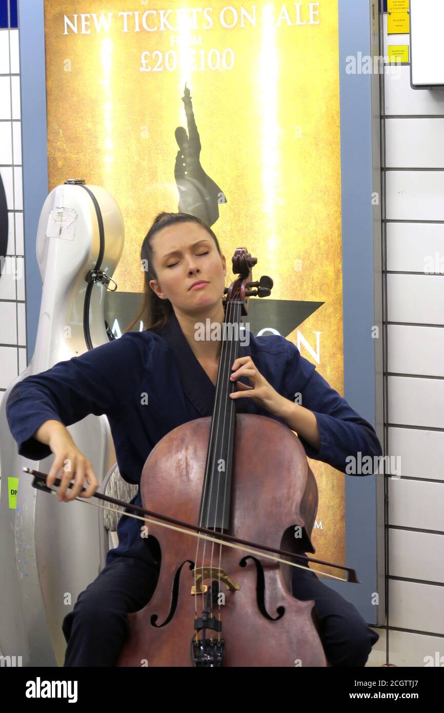 London bus celliste dans la station de métro Piccadilly Banque D'Images