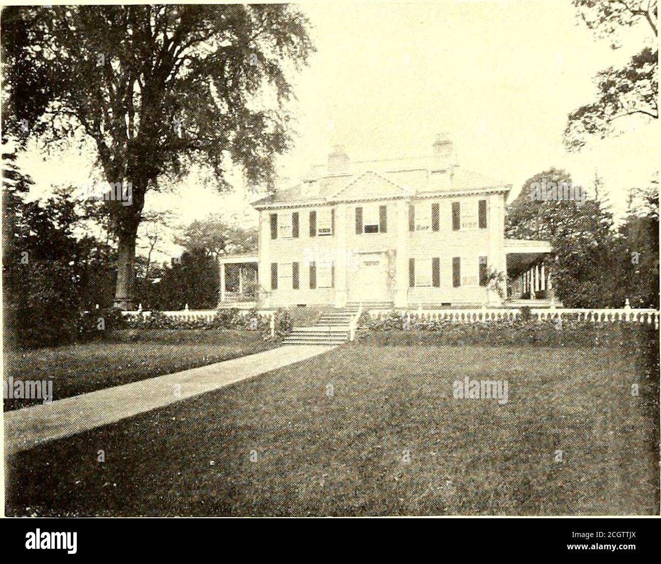 . Journal de chemin de fer de la rue . LE VIEUX NAVIRE DE RÉUNION, HINGHAM dends, le Xatick & Cochituate 6 pour cent, le South Mid-dlesex 5.5 pour cent, Et le Framingham Union rien.l'excédent de bilan conjoint des cinq propriétés était de $i7.723- LE GROUPE DE BANLIEUE DE NORFOLK au sud-ouest du système de Boston et relié à itat Forest Hills se trouvent trois lignes, dont deux sont pour une partie de leur longueur à Boston proprement dit. Au total, dix-neuf villes et villages des comtés de Norfolk et de Suffolkdesservent dix-neuf, avec une population totale de 60,000 habitants, soit 2300 habitants pour chacun des vingt-six mètres Banque D'Images