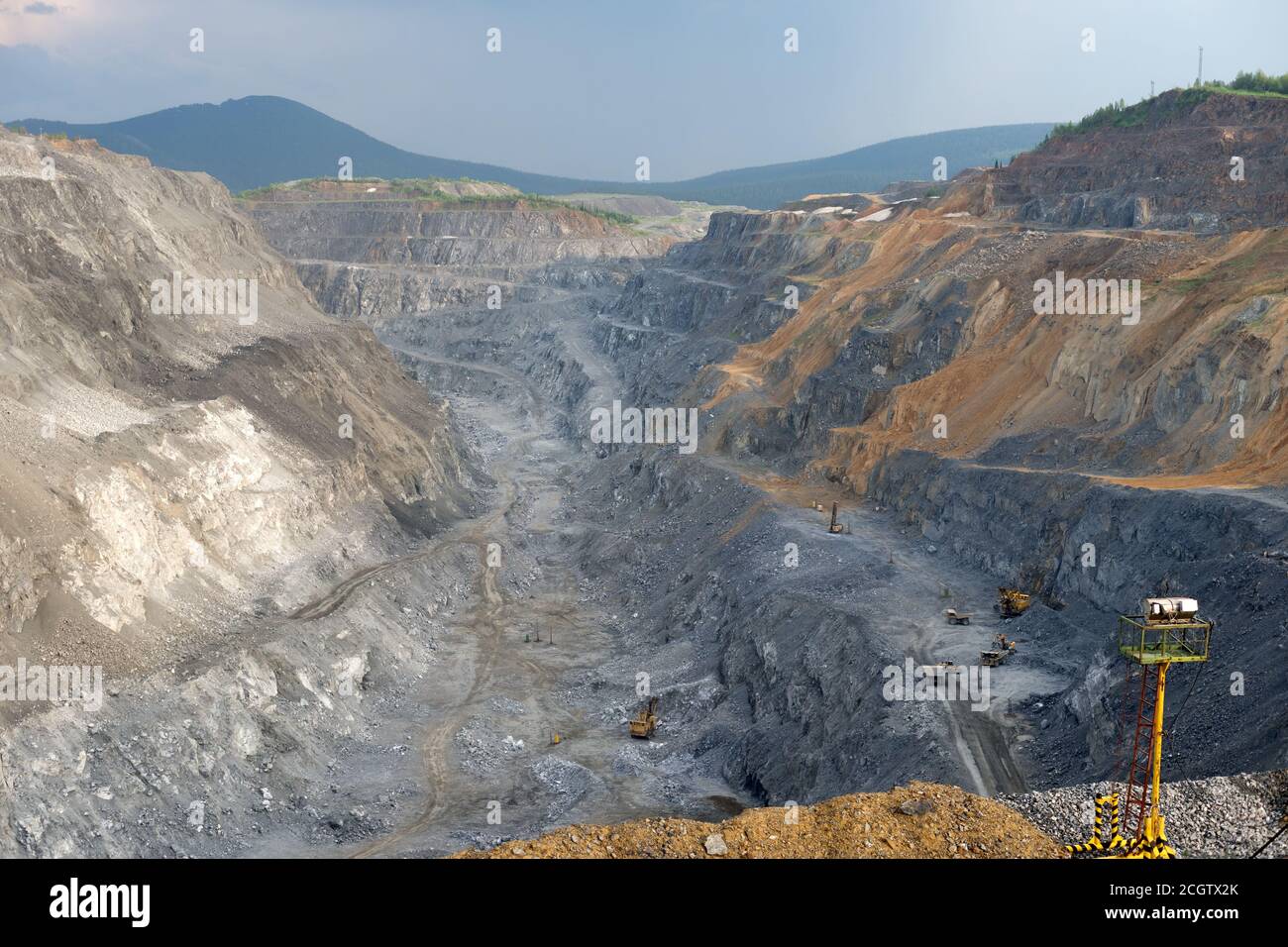 Mine de minerai à coupe ouverte Nepheline pendant le quart de travail depuis le haut. Banque D'Images