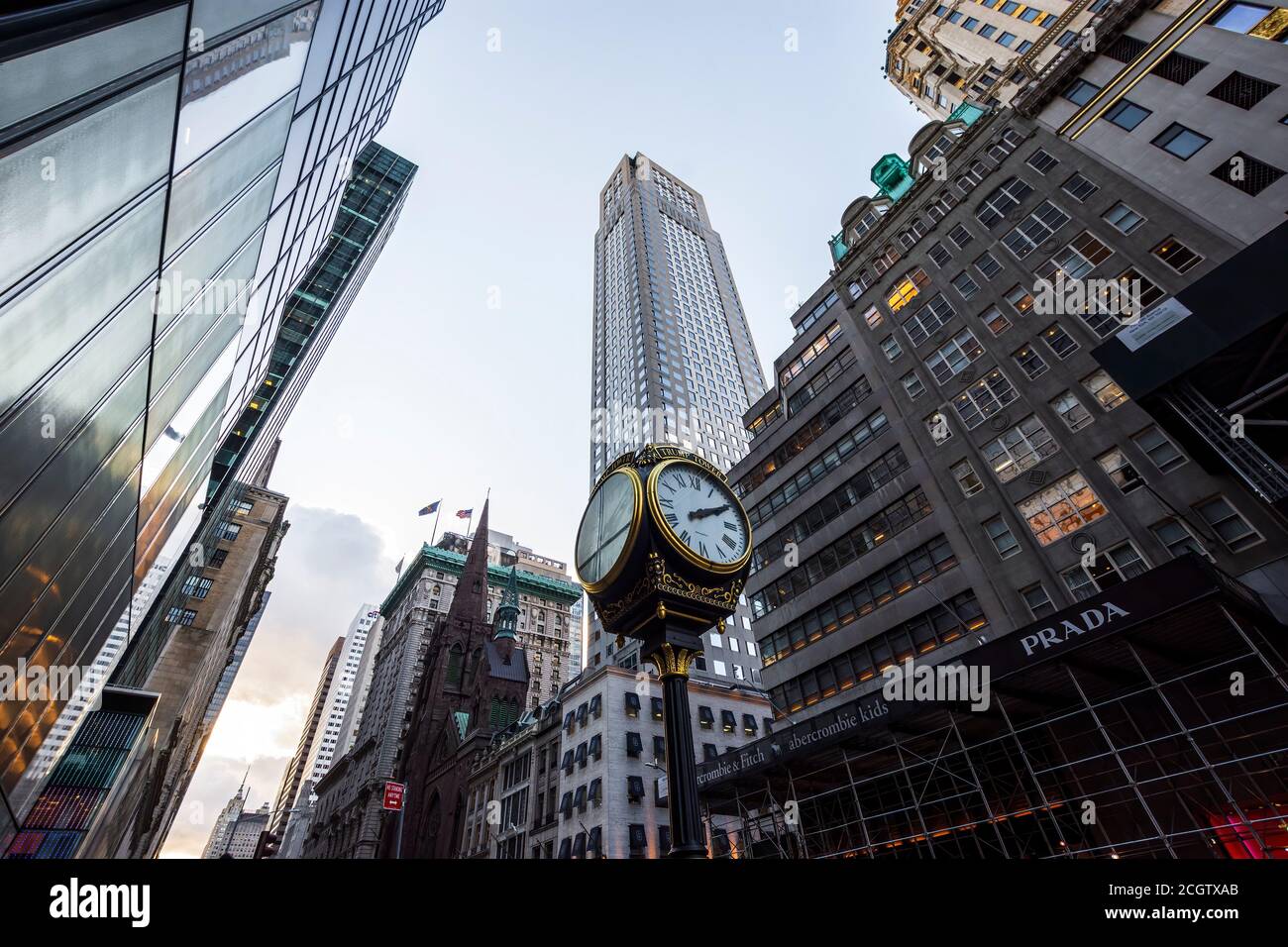 New York City, États-Unis - 6 décembre 2019. Architecture de la cinquième avenue avec Trump Tower en décembre, New York City, États-Unis. Banque D'Images