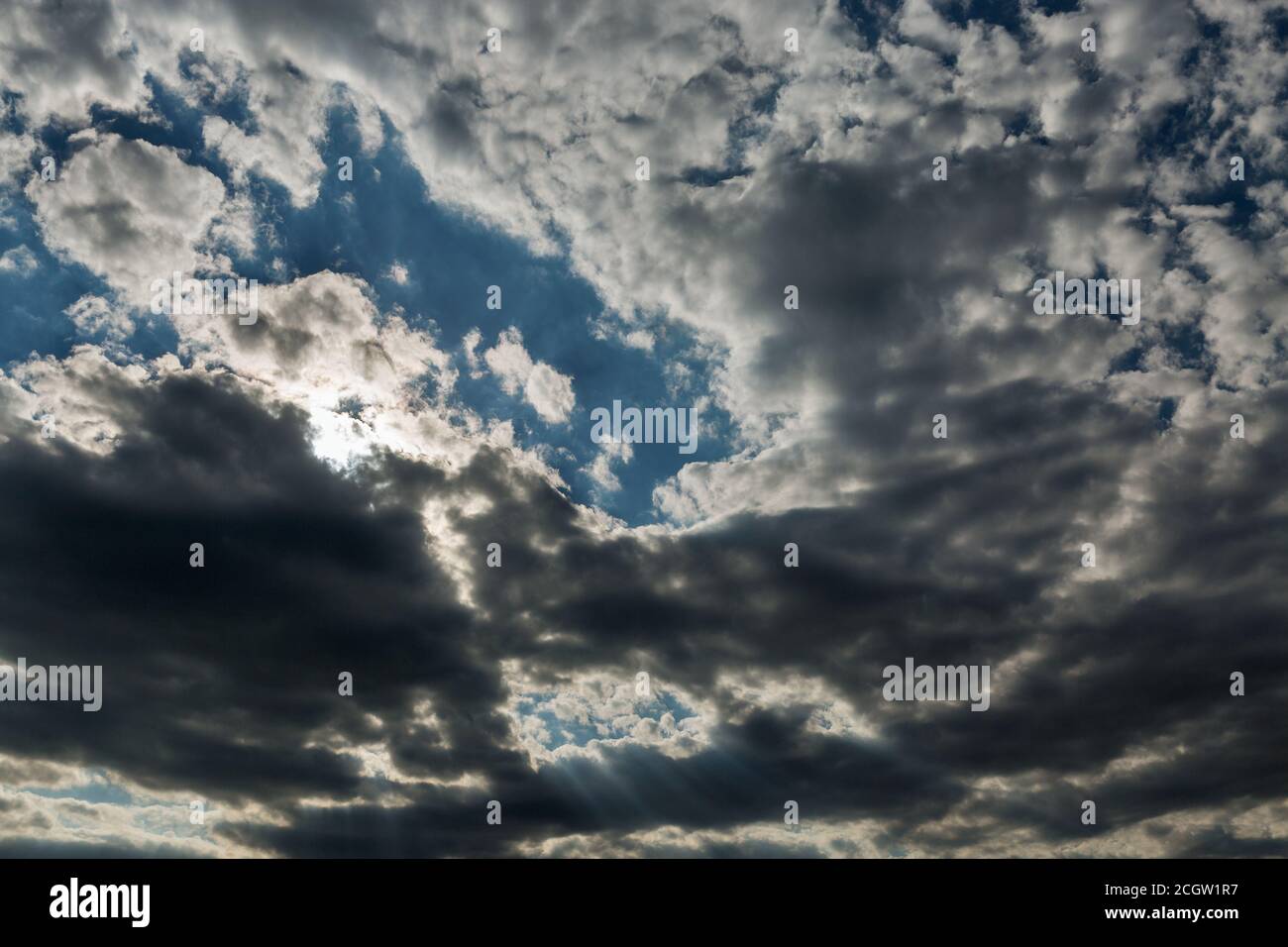 ciel avec nuage couvre rapidement le soleil, rayons de lumière Banque D'Images