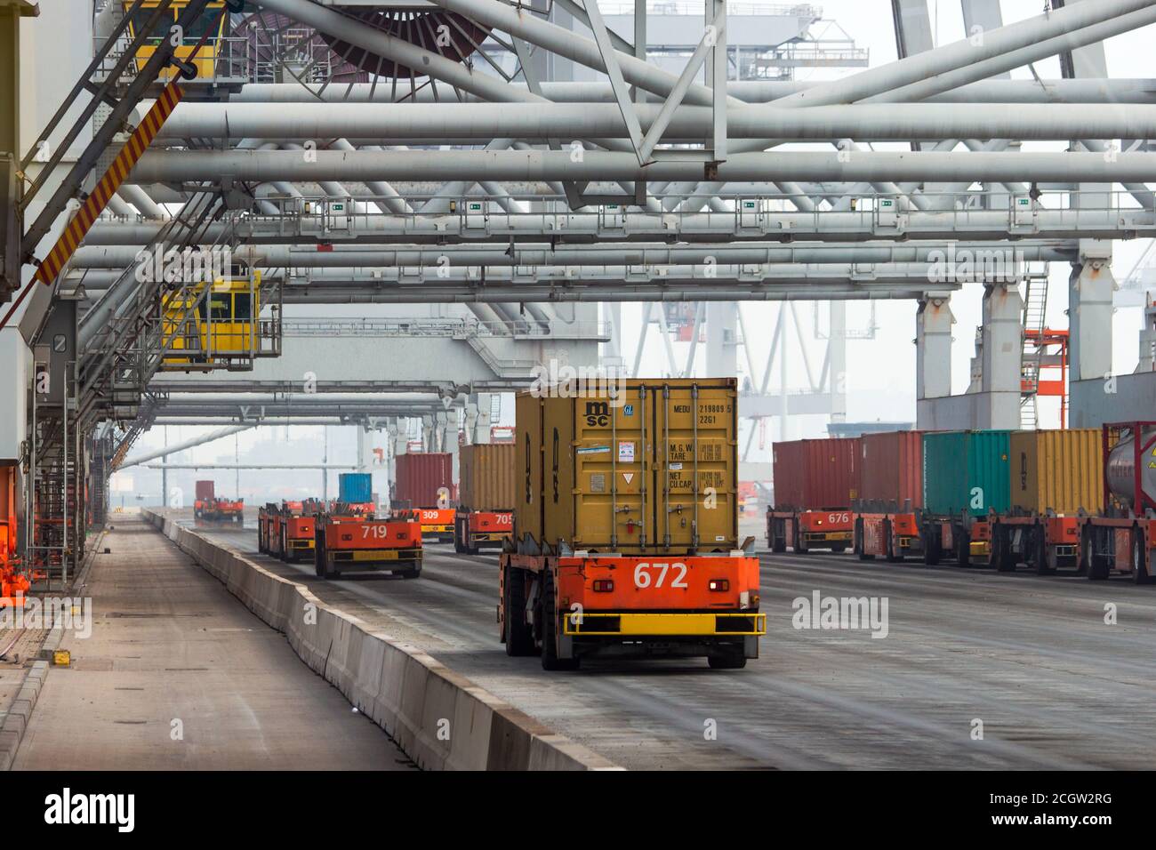 Véhicules automatisés qui déplacent des conteneurs d'expédition vers et depuis des grues portiques dans le port de Rotterdam, aux pays-Bas, le 6 septembre 2013. Banque D'Images