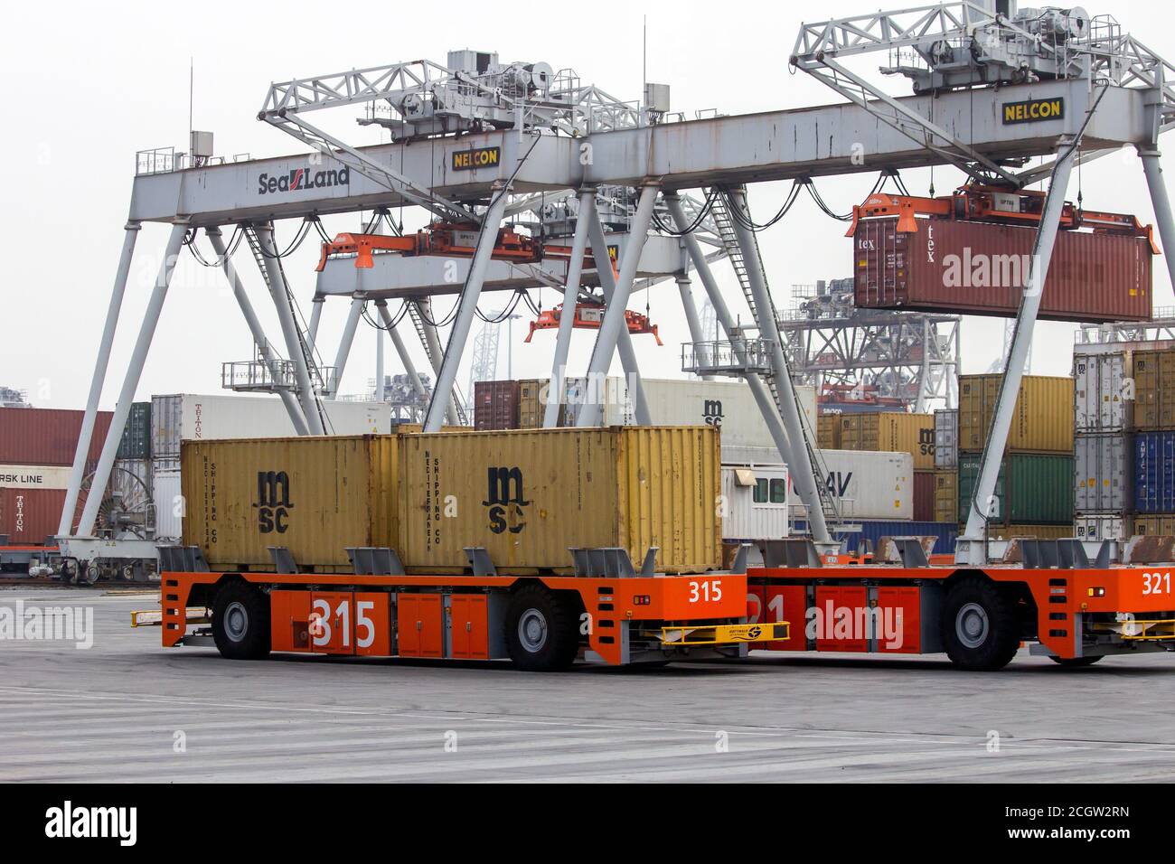 Véhicules automatisés qui déplacent des conteneurs d'expédition vers et depuis des grues portiques dans le port de Rotterdam, aux pays-Bas, le 6 septembre 2013. Banque D'Images Véhicules automatisés qui déplacent des conteneurs d'expédition vers et depuis des grues portiques dans le port de Rotterdam, aux pays-Bas, le 6 septembre 2013. Banque D'Images