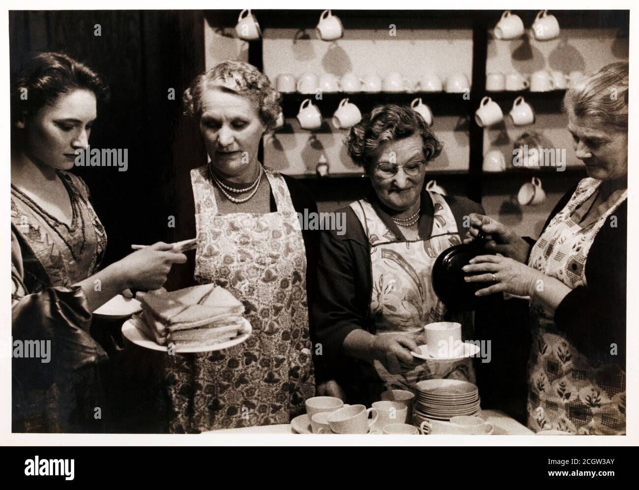 Sandwichs au thé et au concombre. L'institut des femmes prépare une propagation dans la salle communautaire. Banque D'Images