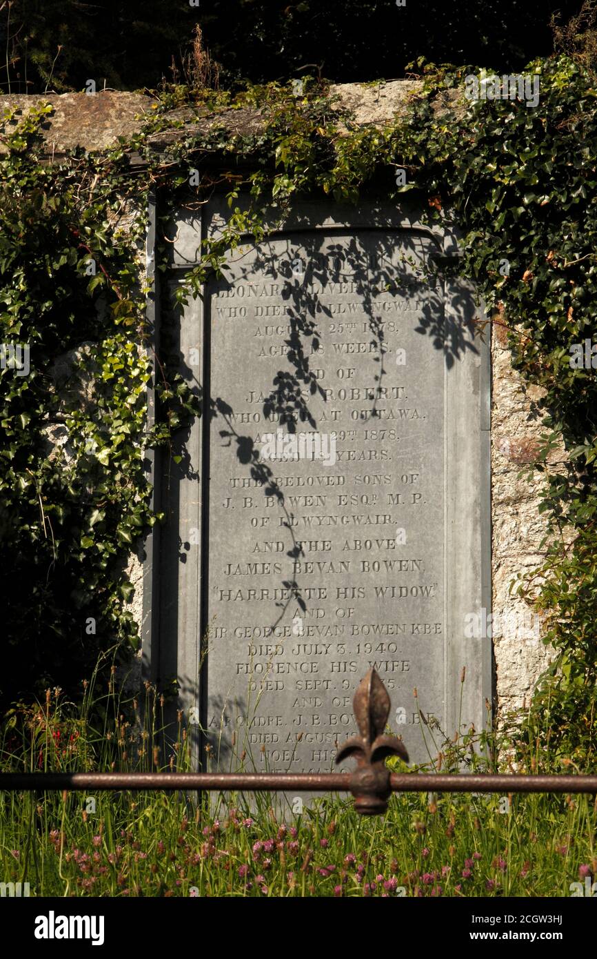 Tombe familiale des Bowens, dans le cimetière de l'église St Brynach, Nevern, Pembrokeshire, West Wales, Royaume-Uni Banque D'Images
