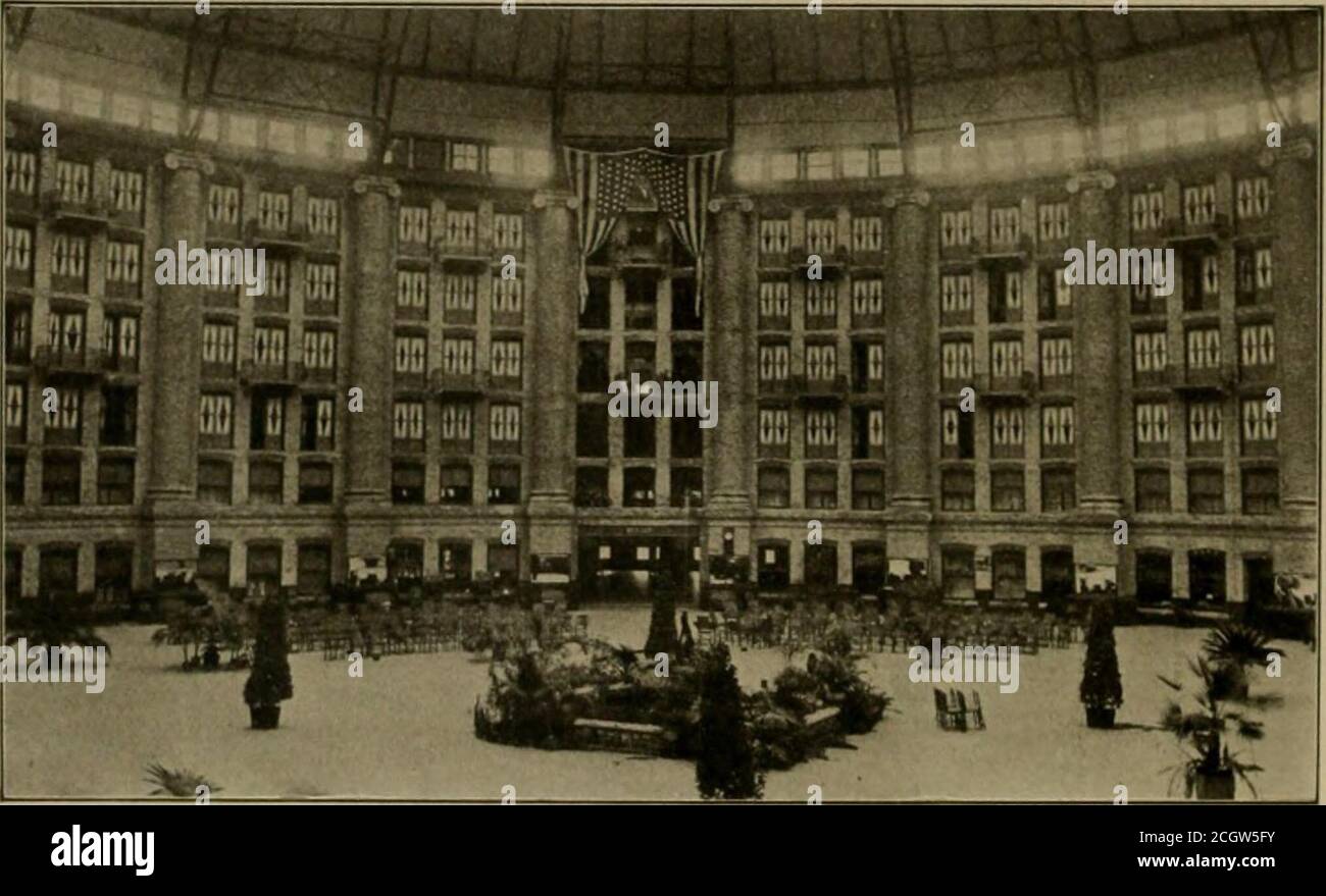 . La revue de chemin de fer de rue . les opérations arctez l'hébergement de l'hôtel, un hall qui sera approprié pour l'exposition.!, et les installations de transport. Dans tous ces détails il serait difficile de trouver un endroit qui dépasse le thq West Baden SpringsHotel. L'arc de Springs situé dans un magnifique vallo dans le comté d'Orange, Ind., et sont facilement accessibles à partir des principaux centres de chemin de fer du pays, étant atteint par le Monon de Chicago et Louisville; Par la Soutlnvcslern de Baltimore et de l'Ohio et la brique de Momm et le béton sur une fondation de roche solide, et pas de bois, à l'exception des portes et de la fenêtre Banque D'Images