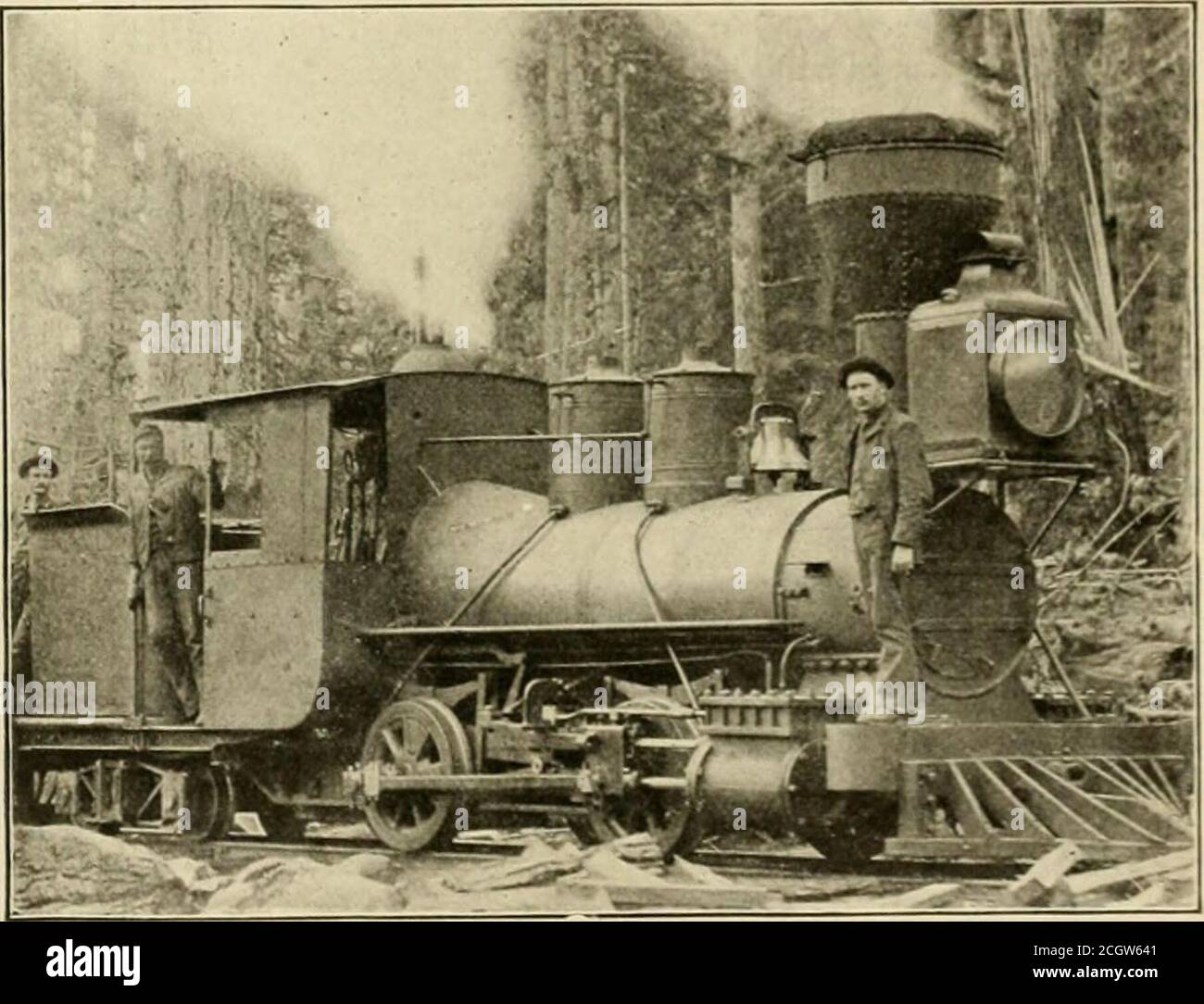 . Train de locomotives : une revue pratique de la force motrice ferroviaire et du matériel roulant . est digne de préservation.c'est une curiosité maintenant, et sera un greaterone dans quelques années. Peu de magasins ont eu une expérience plus large ou plus étendue avec toutes les branches d'ingénierie que cela. Le travail le plus noble fait ici, peut-être, un travail qui est susceptible de laisser le plus durable impressionner l'esprit de nos lecteurs, a été la construction de la première locomotive inAmerica pour le service de chemin de fer réel. ThisEngine, nommé le meilleur ami, a été construit ici en 1830. Et par son performance la route a démontré que le St Banque D'Images