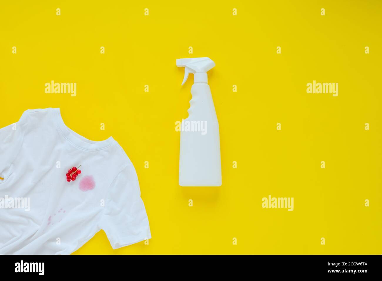 taches de cassis sur les vêtements blancs. isolé sur fond jaune. vue du dessus Banque D'Images