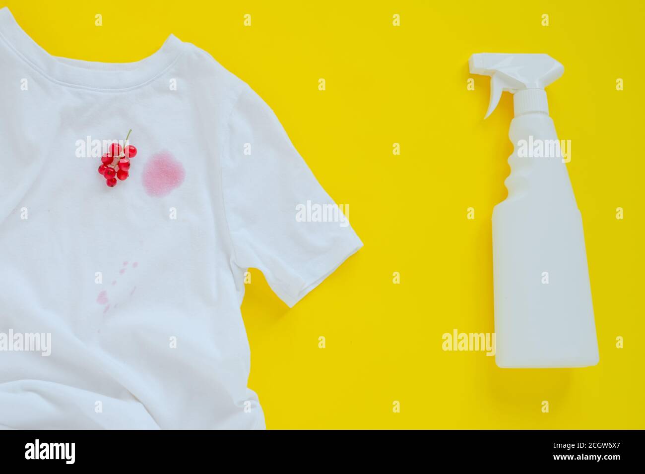 taches de cassis sur les vêtements blancs. isolé sur fond jaune. vue du dessus Banque D'Images