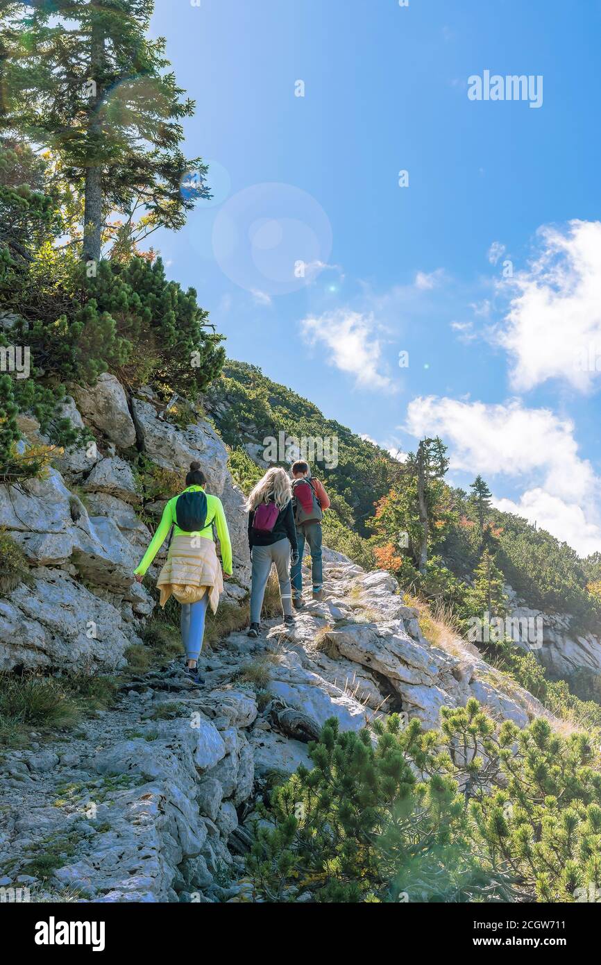 Les randonneurs marchent dans les montagnes, le paysage est magnifique. Velebit, Croatie. Banque D'Images