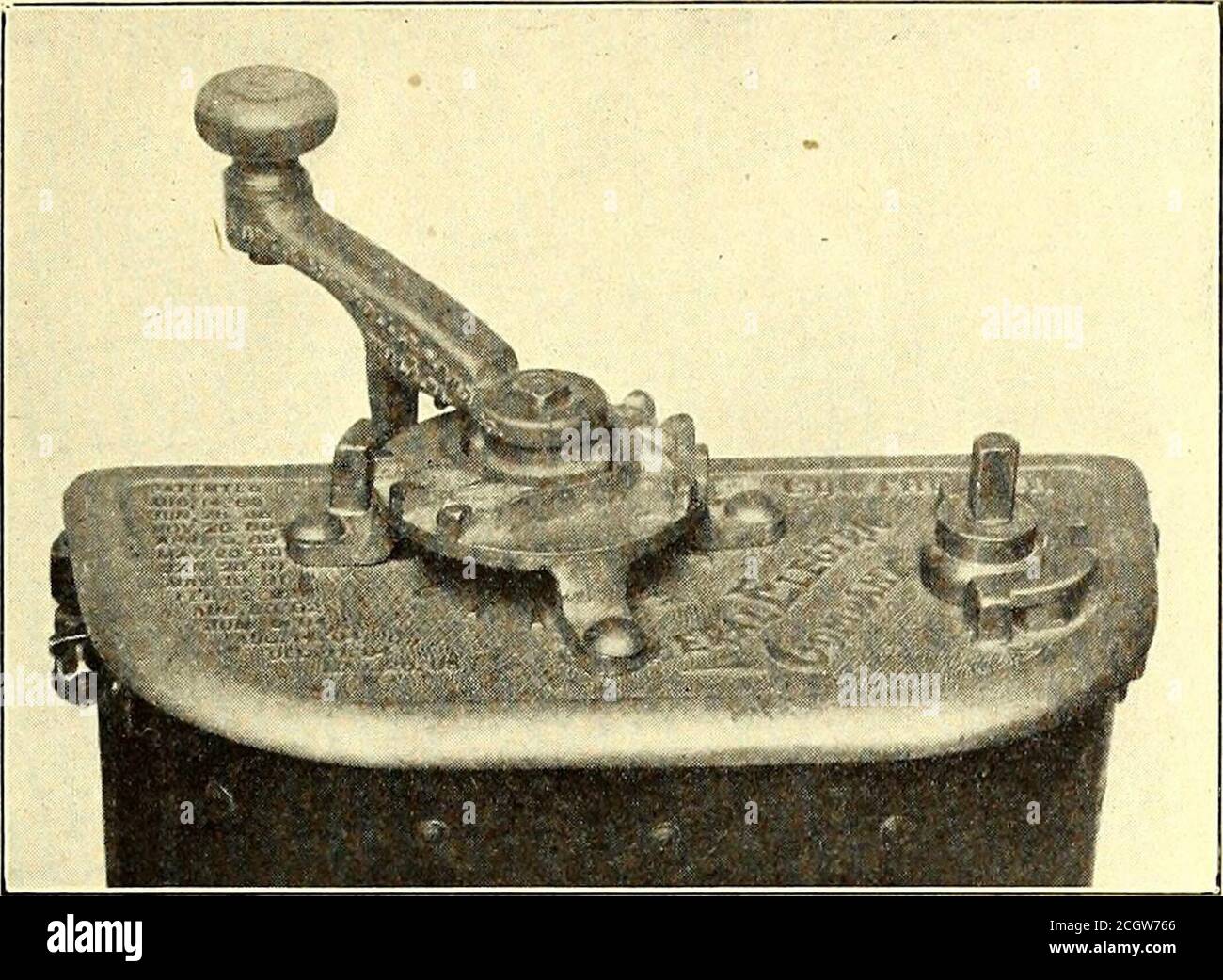 . Journal de chemin de fer de la rue . La poignée Durkin passe de l'arrêt au dernier arrêt requis de cinq à sept secondes, une vitesse qui alimente le courant aux moteurs aussi rapidement qu'ils peuvent le prendre en toute sécurité. Un point de la plus haute importance est que le courant peut être projeté immédiatement de n'importe quel point, le chien n'offrant aucune résistance au lemovement de la poignée en retournant à la position d'arrêt. Cette poignée présente une revendication forte à la considération des gestionnaires de chemin de fer dans la simplicité de ses parties et des principes thémécaniques impliqués. Pour régler le rack, il n'est pas nécessaire de retirer l'un ou l'autre de ces éléments Banque D'Images