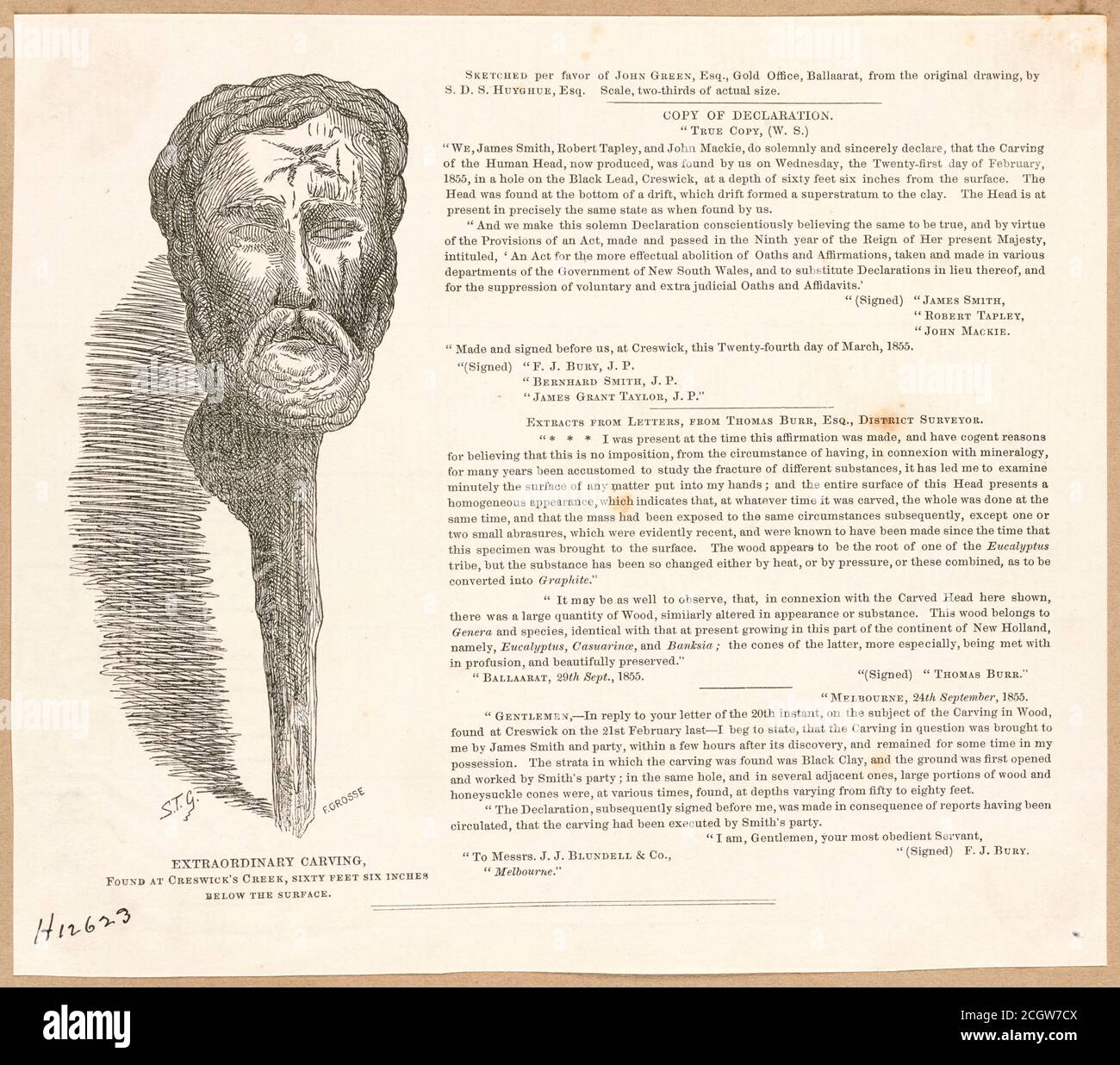 Coupures de journaux sur un curieux hors de la place Artifact trouvé sur les champs aurifères australiens en 1855. L'objet en bois sculpté a été trouvé par une équipe de mineurs au Black Lead, Creswick, à 60 pieds au-dessous de la surface. Les affidavits signés témoignent de l'authenticité de l'objet et de sa composition. Banque D'Images