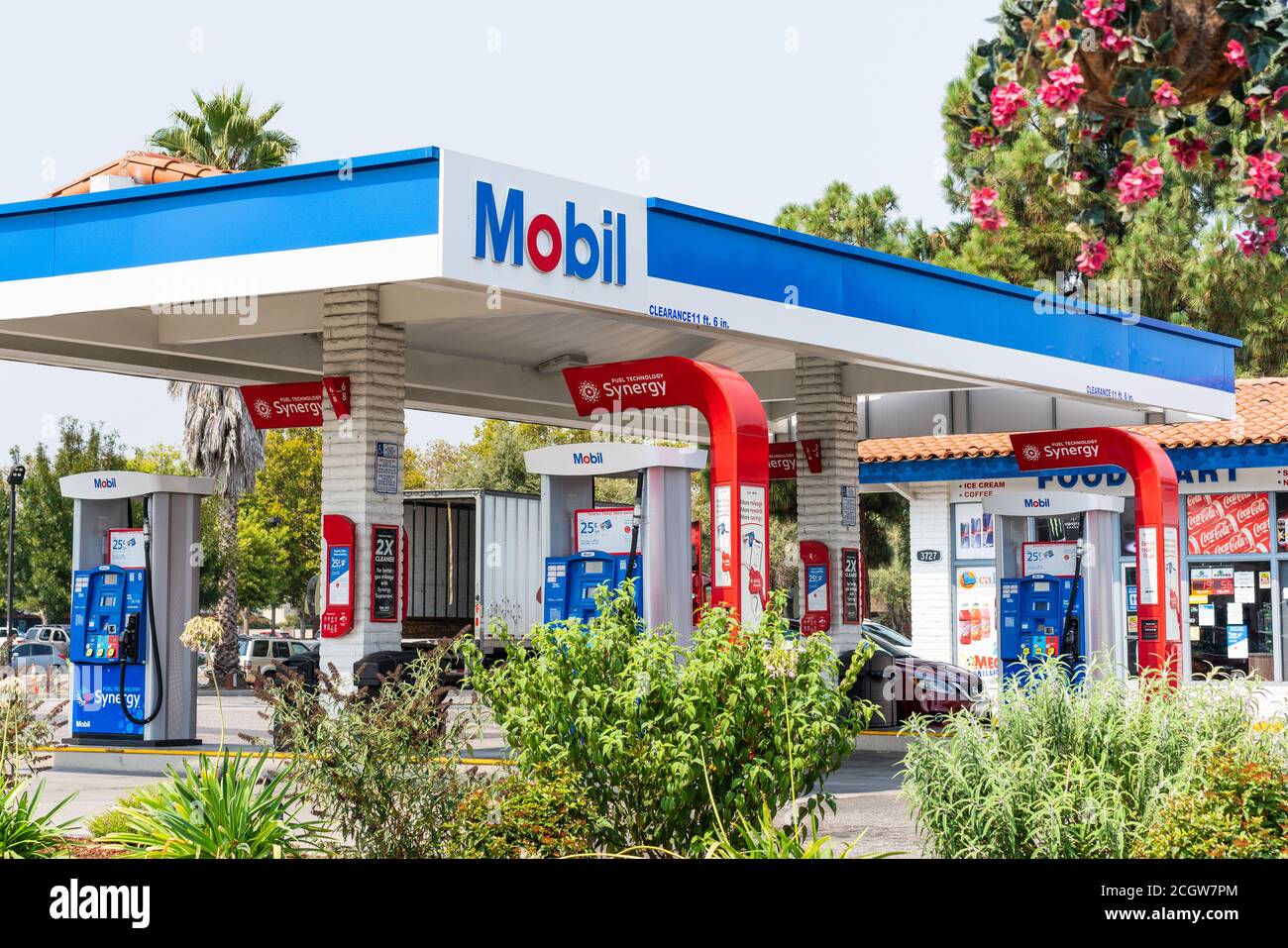 2 septembre 2020 Santa Clara / CA / Etats-Unis - Station d'essence Mobil dans le sud de la baie de San Francisco Banque D'Images