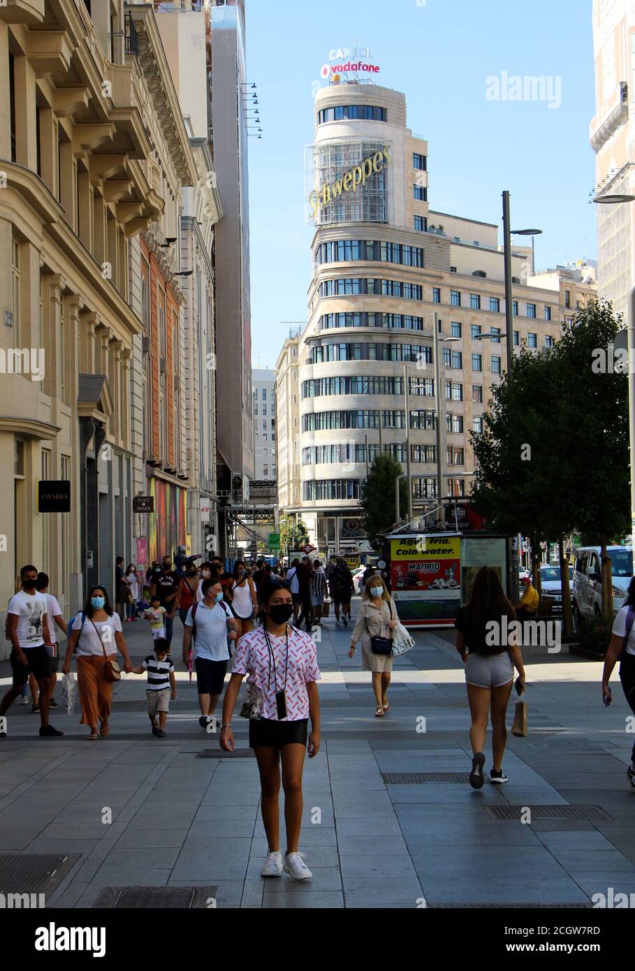 Vue sur la Gran via dans le centre-ville de Madrid Espagne avec un panneau Schweppes sur un bâtiment pendant la pandémie Covid-19 Banque D'Images